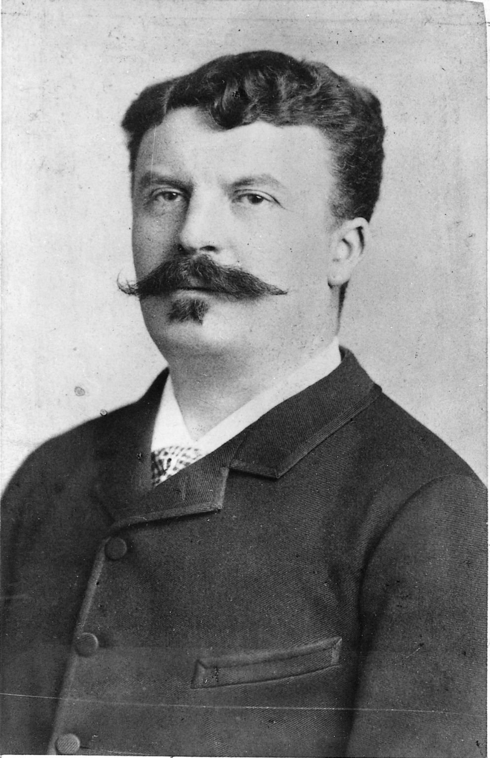 photographie de Guy de Maupassant, écrivain français (1850-1893)