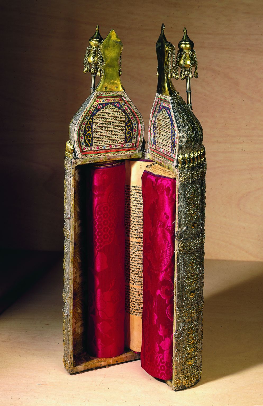 rouleau de la Torah dans son étui (1860)
