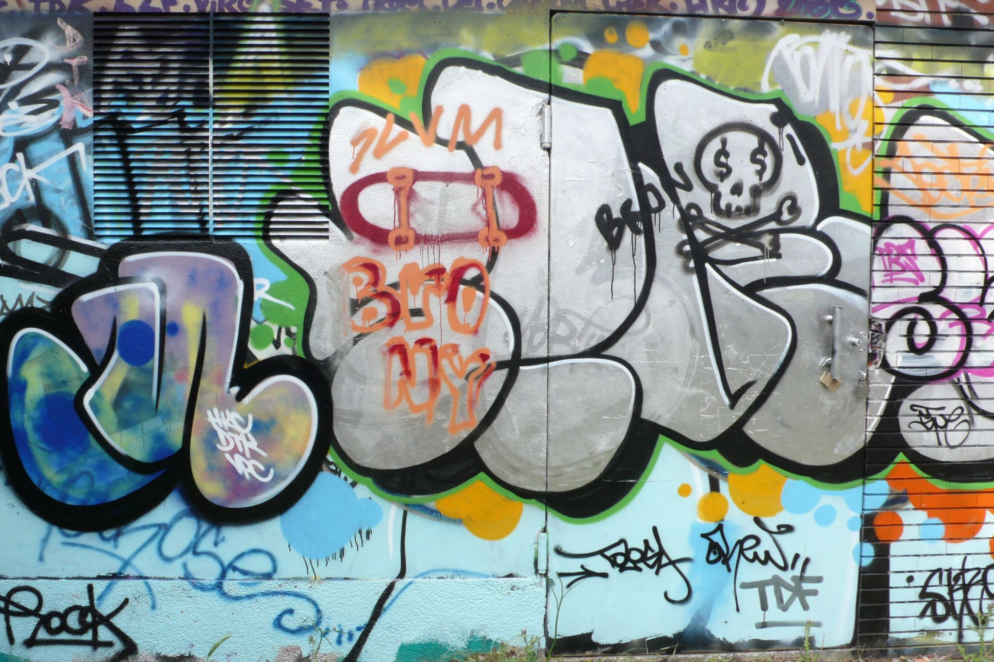 des graffitis sur un mur (tags)