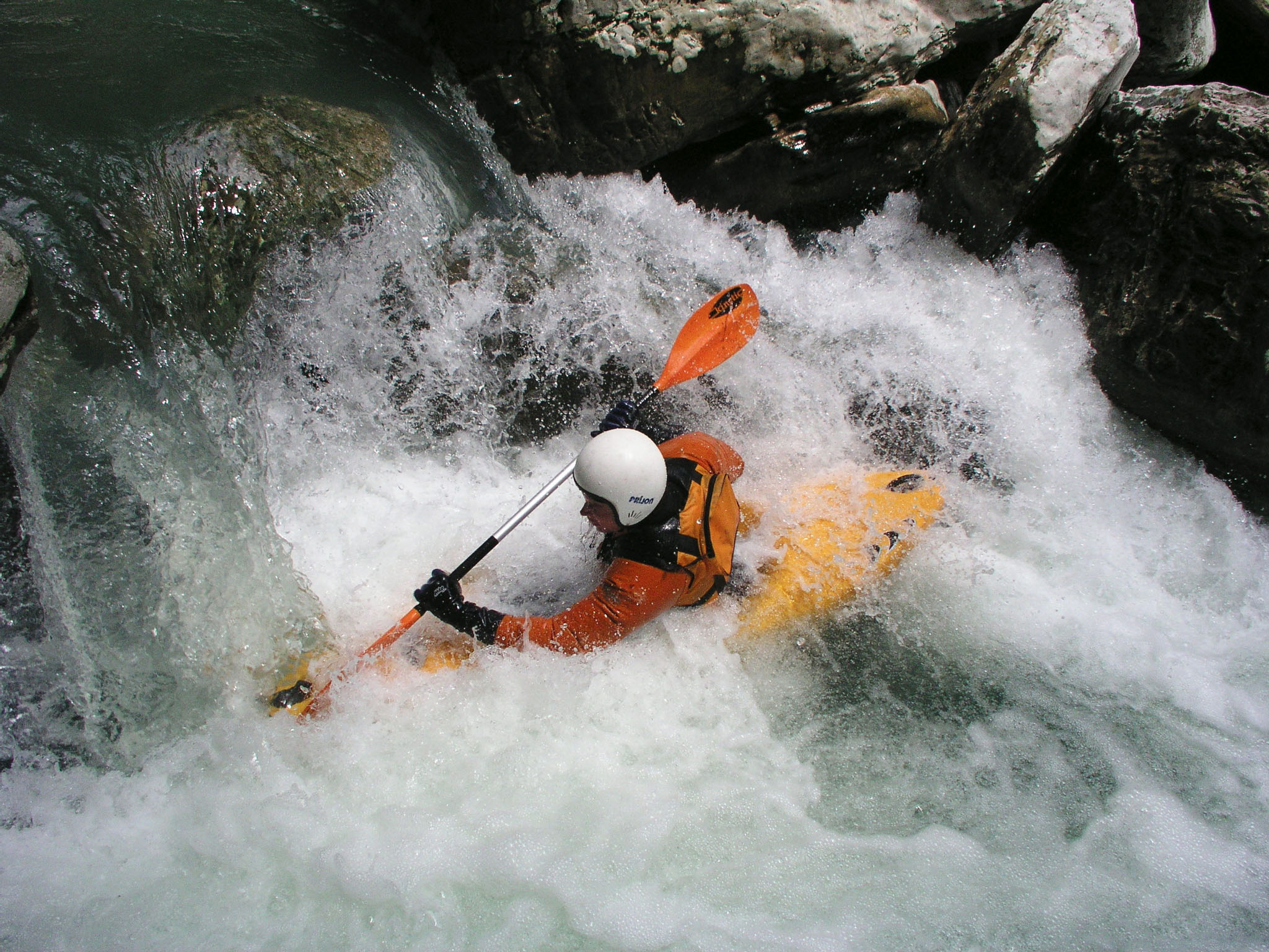 kayak en eaux vives avec un fort courant