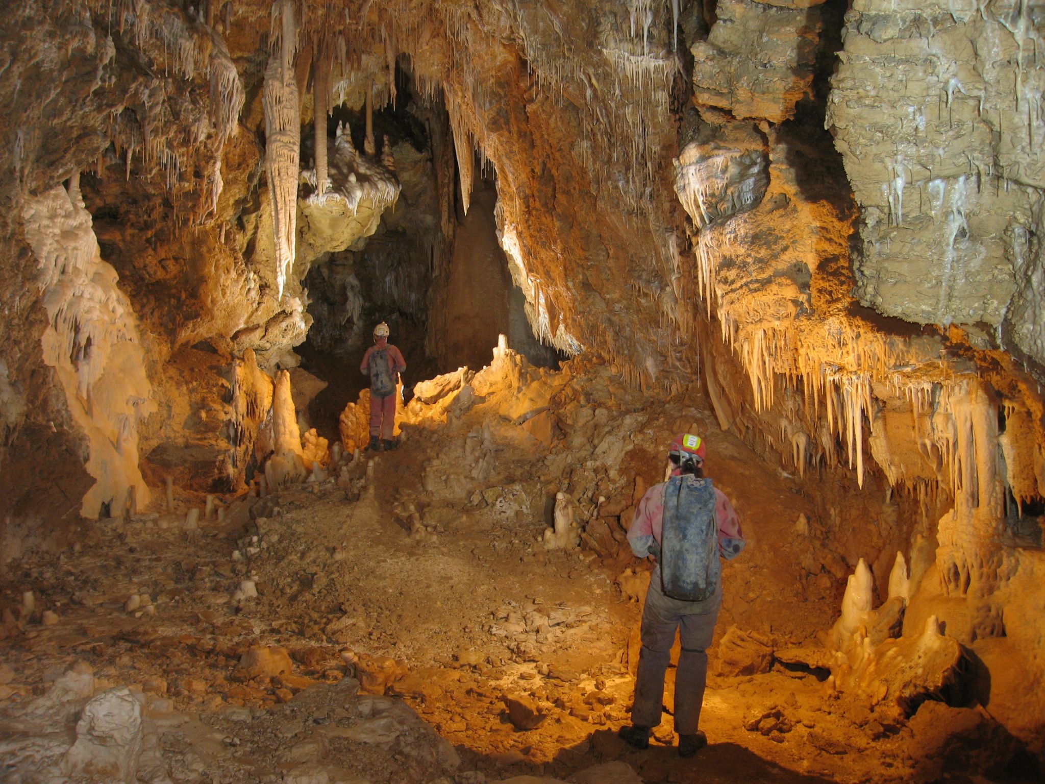une grotte explorée par des spéléologues
