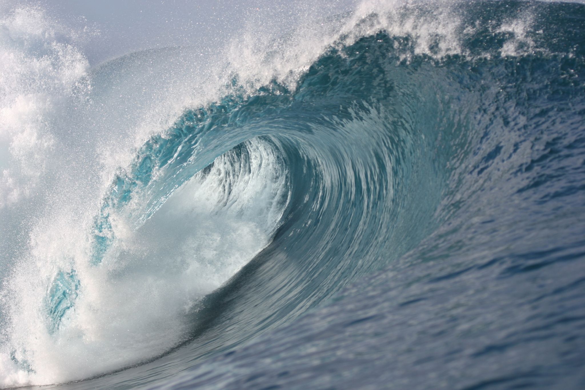 une vague à Teahupoo, lieu très prisé des surfeurs (Polynésie française)