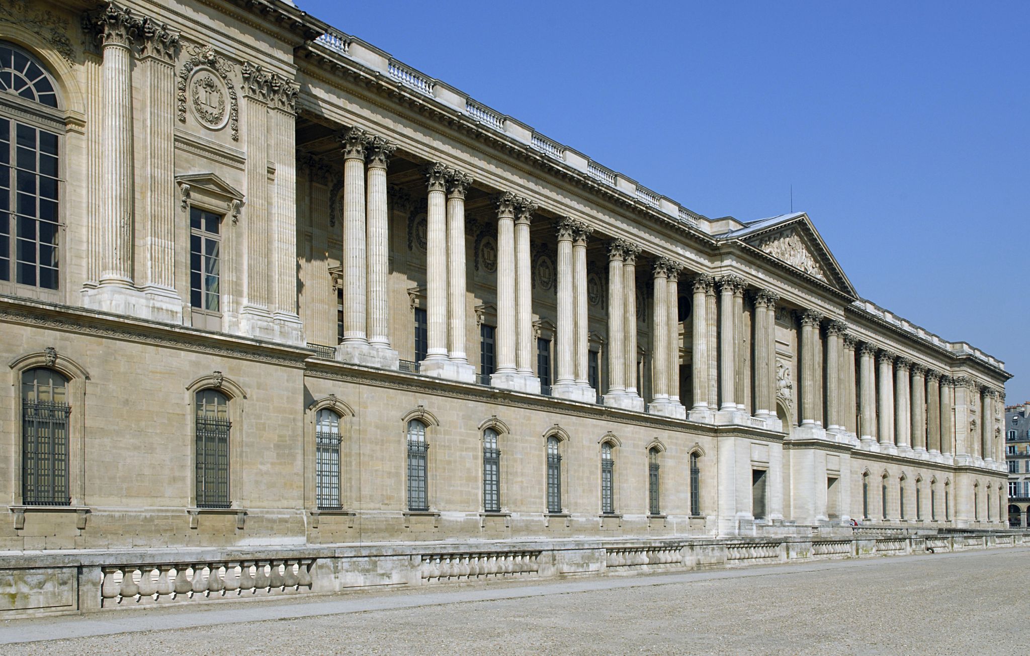 une colonnade du Louvre