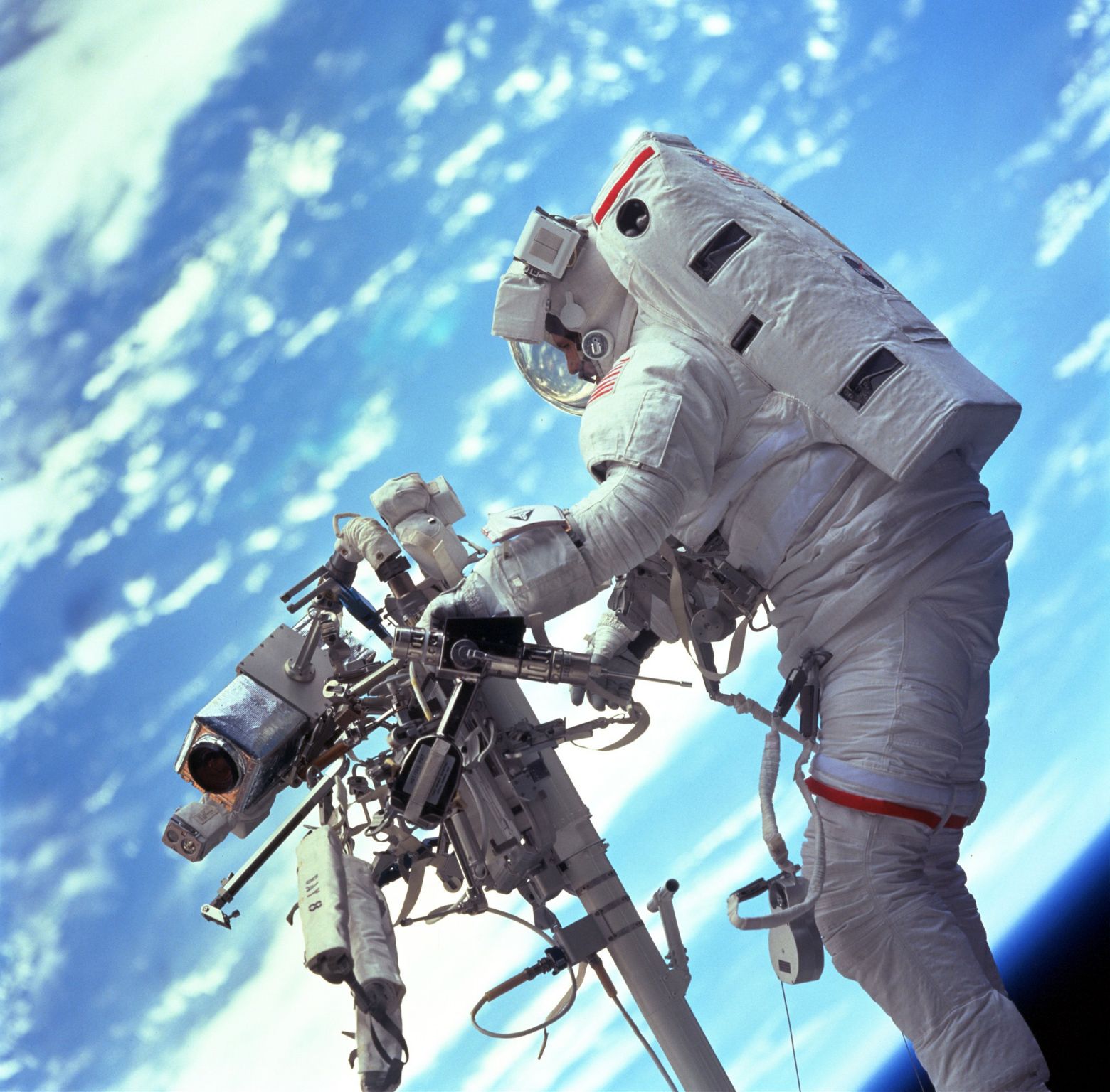 un astronaute dans l’espace en train de filmer