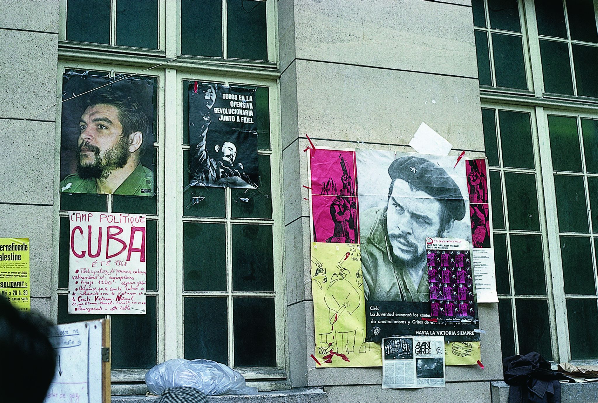 affiches sur les murs de la Sorbonne représentant Fidel Castro (à gauche) et Ernesto Che Guevara (à droite)