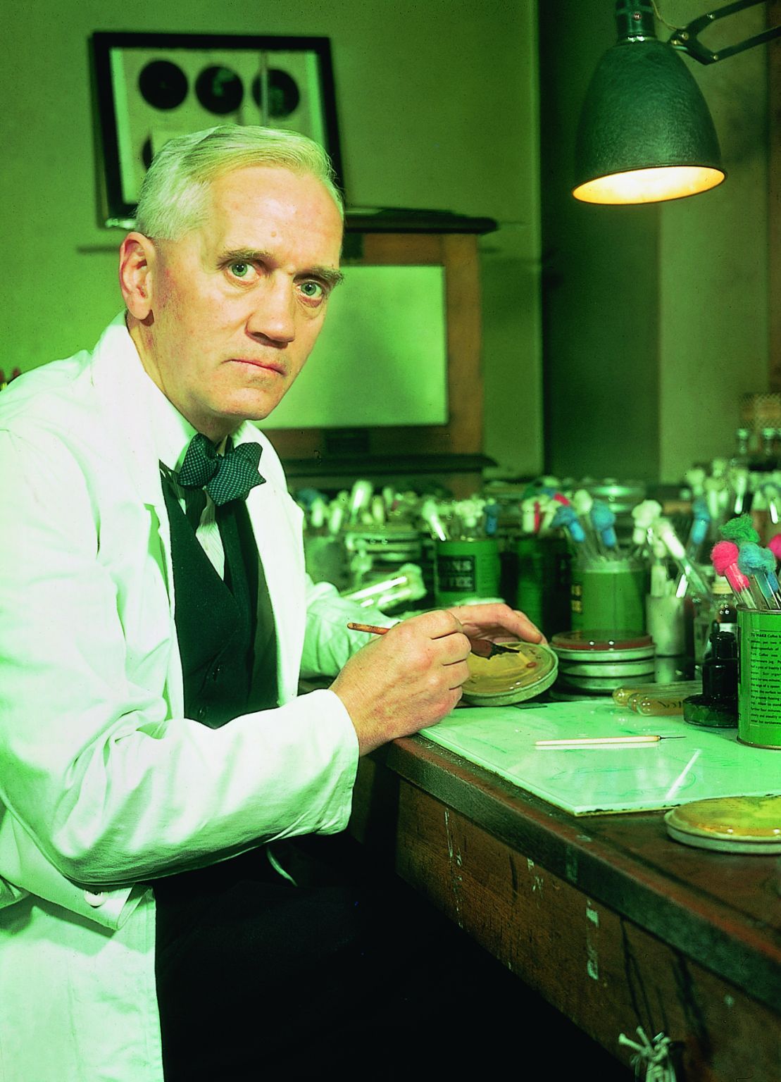 sir Alexander Fleming, inventeur de la pénicilline, à son laboratoire