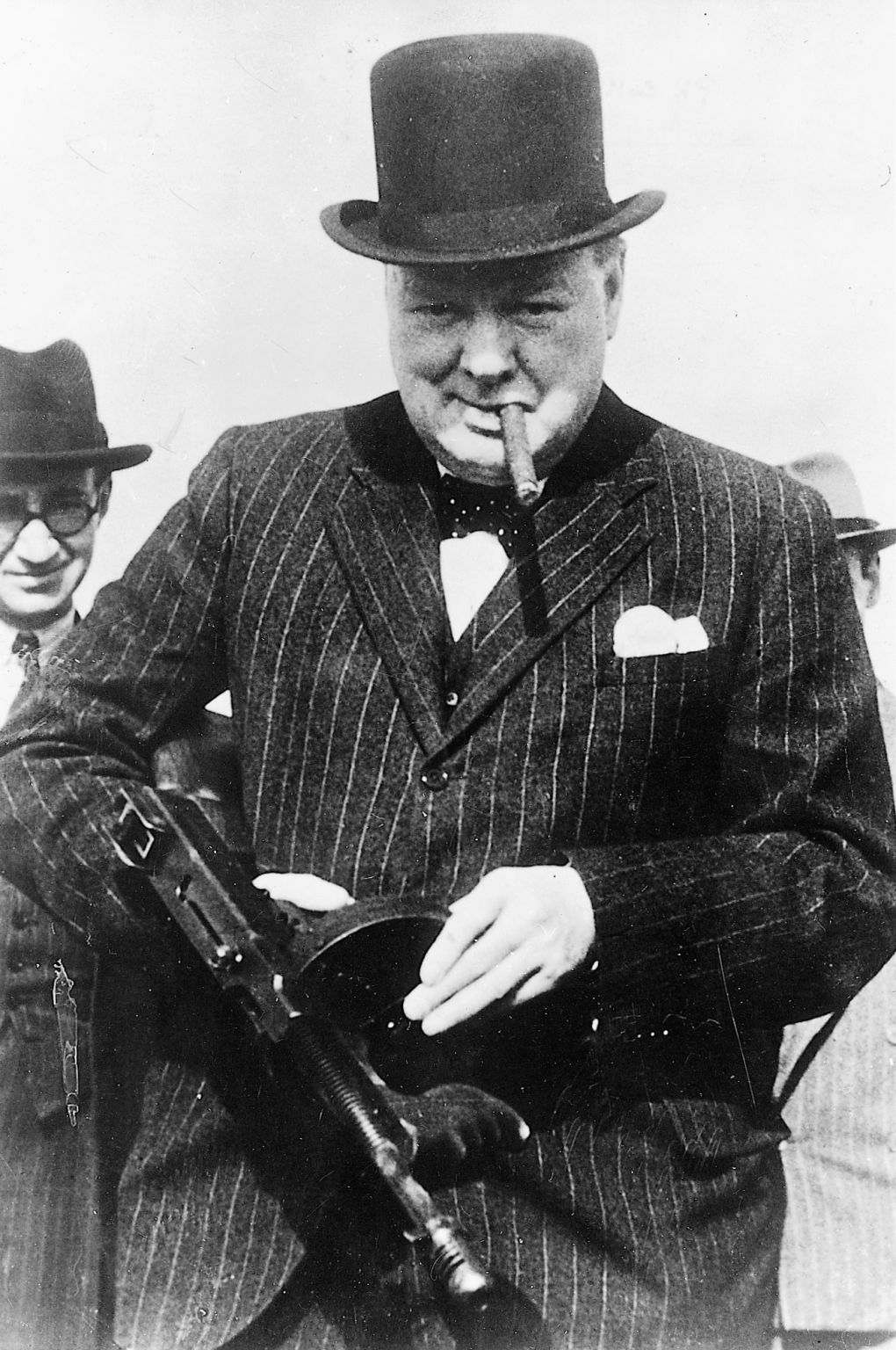 Sir Winston Churchill examinant un pistolet mitrailleur en 1940