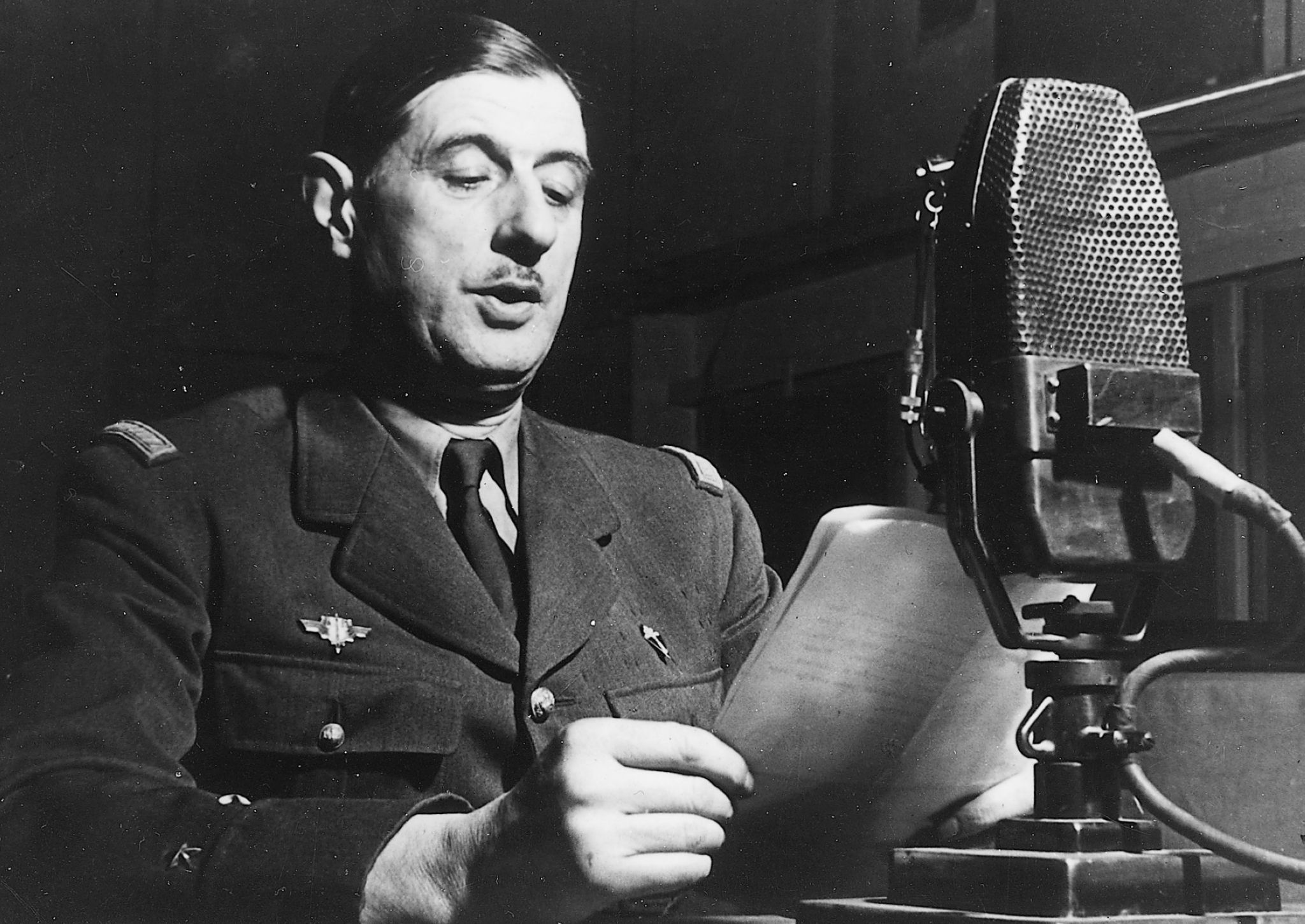 le général de Gaulle au micro de la BBC à Londres en 1941