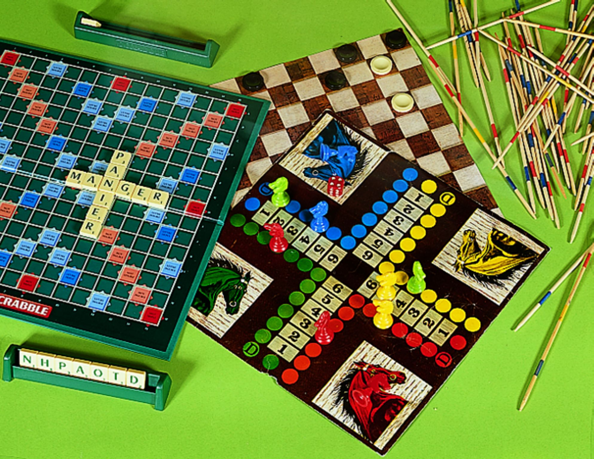 des jeux de société : Scrabble, petits chevaux, dames et mikado