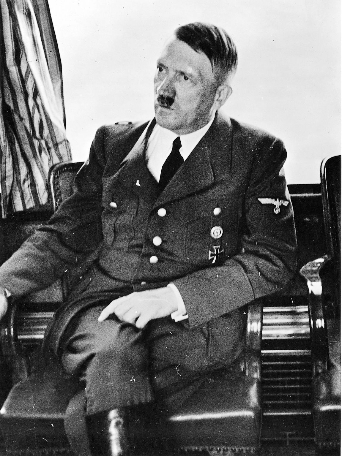 Adolf Hitler lors d’une conférence dans son train spécial