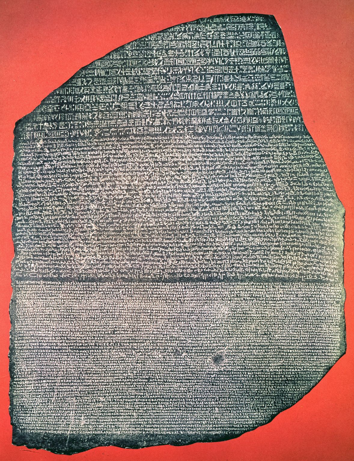 la pierre de Rosette portant un décret de Ptolémée V, à l’origine du déchiffrement des hiéroglyphes par Champollion