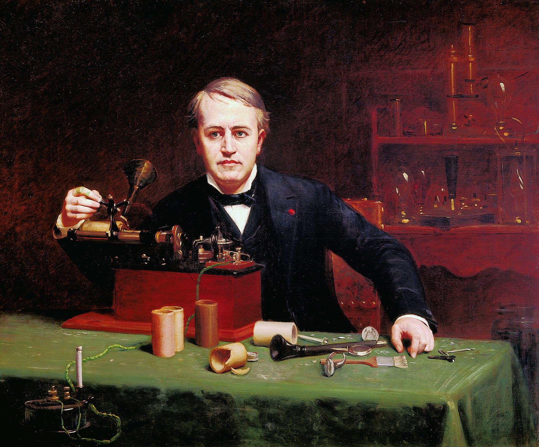 portrait de Thomas Alva Edison (1847-1931) manipulant un premier modèle de phonographe (1877)