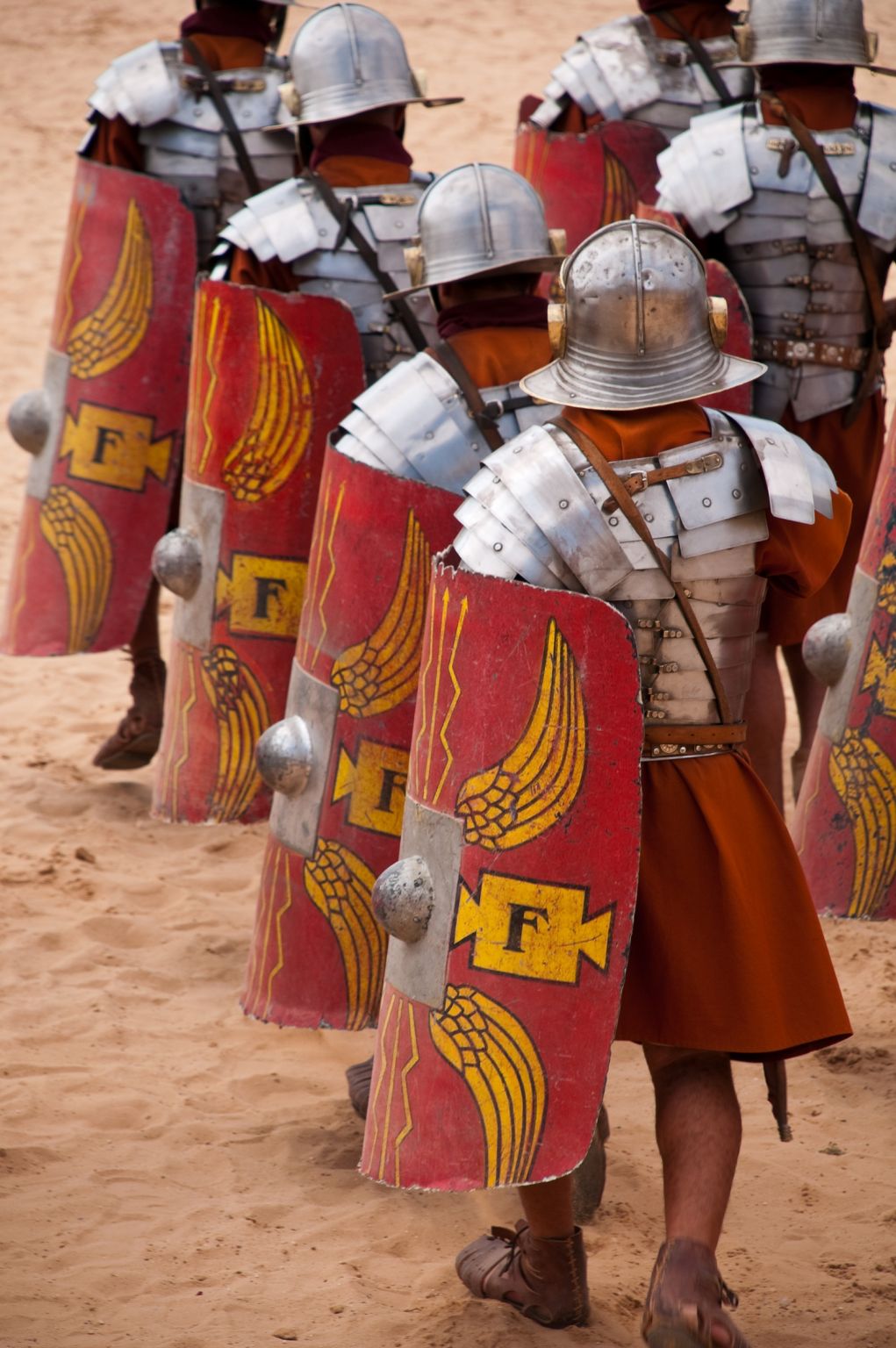 des soldats romains portant des boucliers