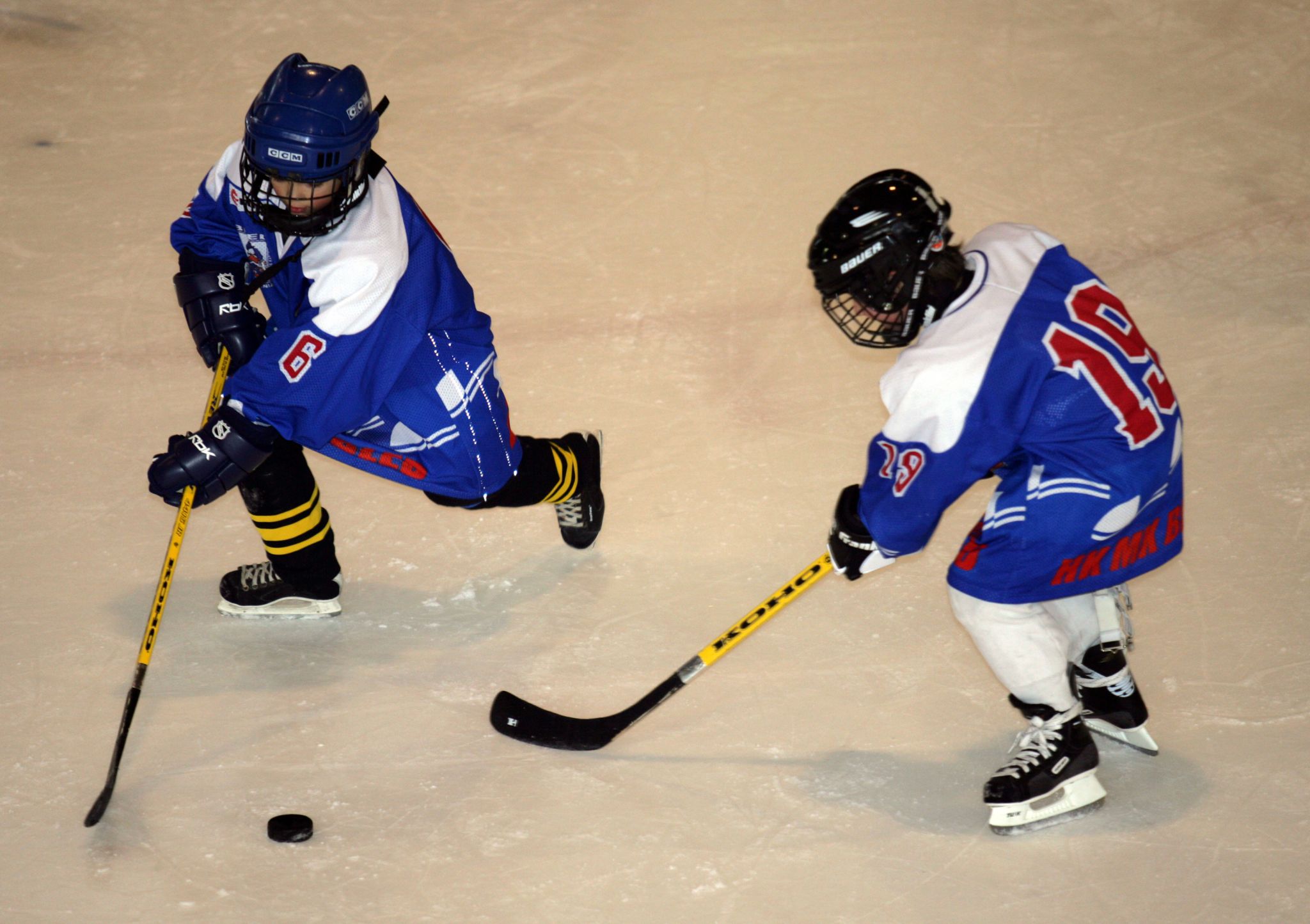 joueurs de hockey sur glace se passant le palet