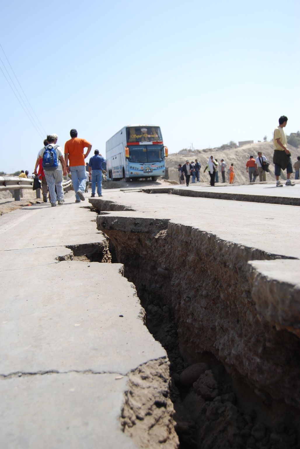 route fissurée lors d’un tremblement de terre au Pérou