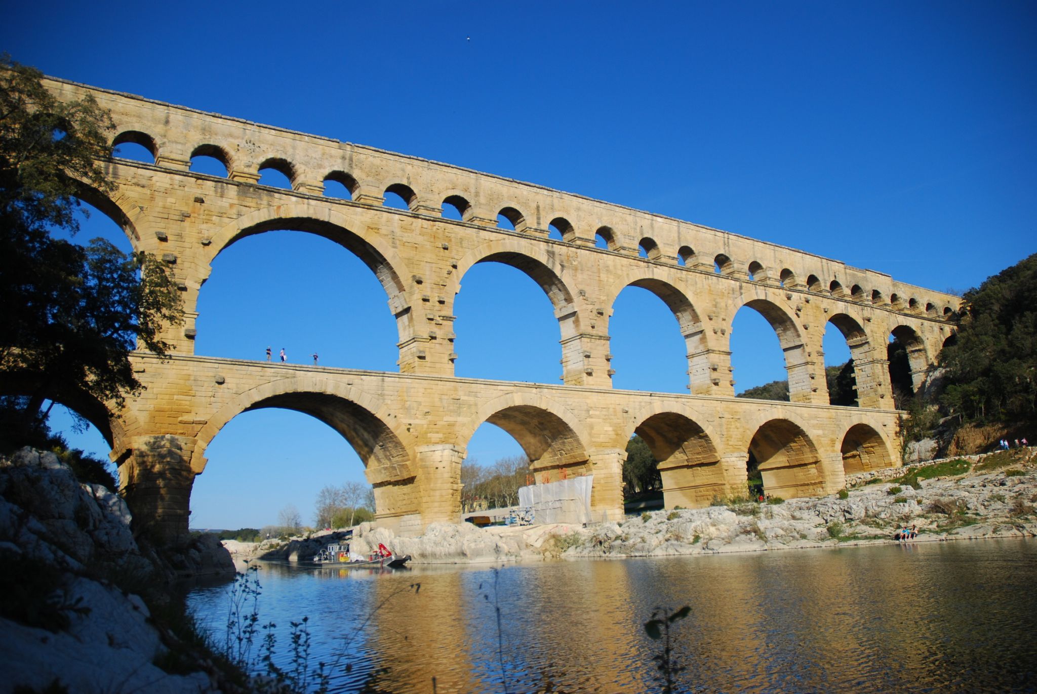 le pont du Gard, aqueduc romain traversant le Gard, datant du Ier siècle après J.-C. (près de Nîmes, France)