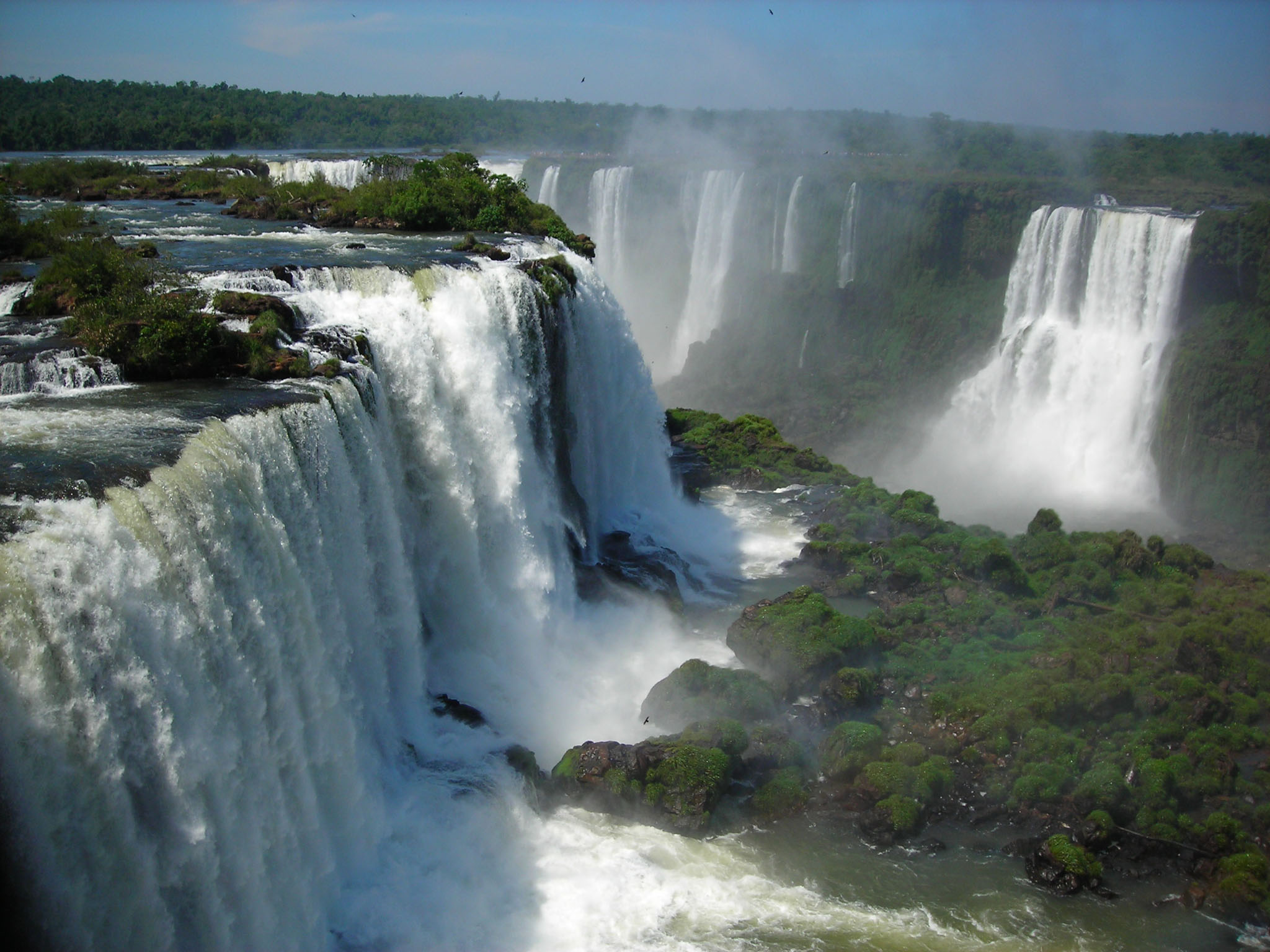 les chutes spectaculaires de l’Iguaçu, à la frontière du Brésil, de l’Argentine et du Paraguay