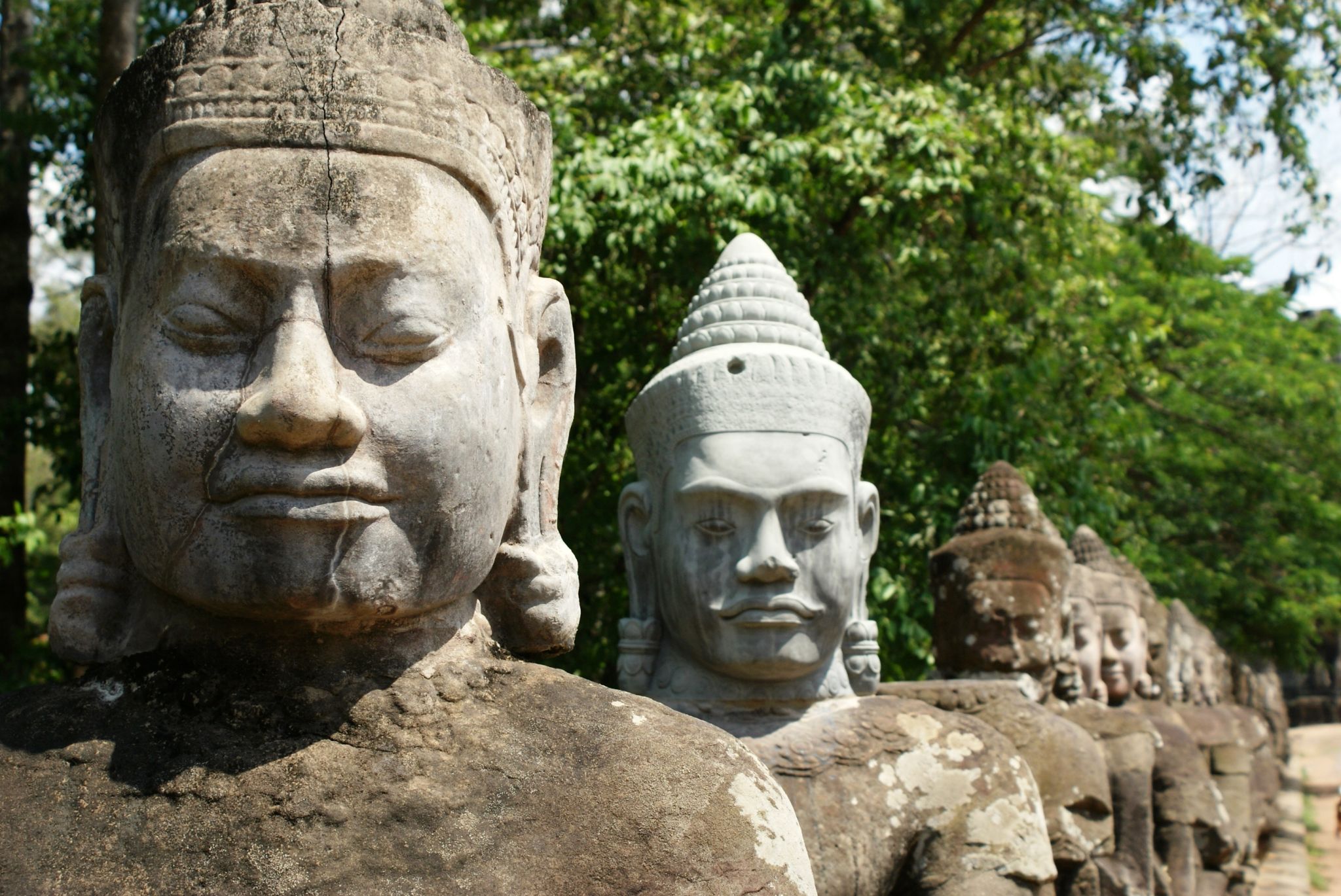 statues dans la cité d’Angkor Thom, Cambodge