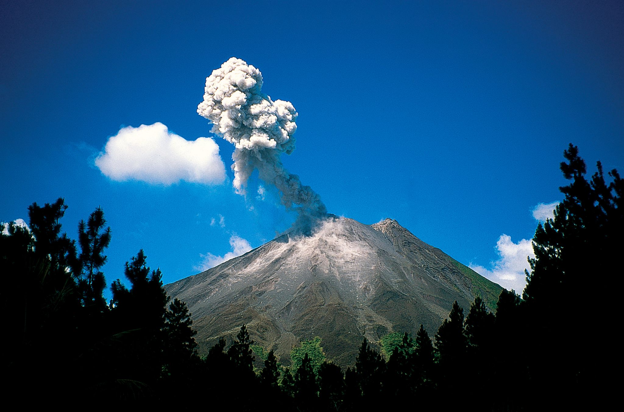 l’Arenal, volcan en activité, au Costa Rica