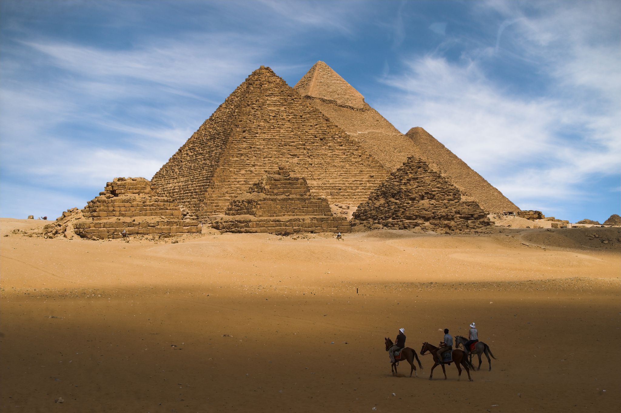 la nécropole de Gizeh  (Égypte) : la pyramide de Kheops à l’arrière-plan