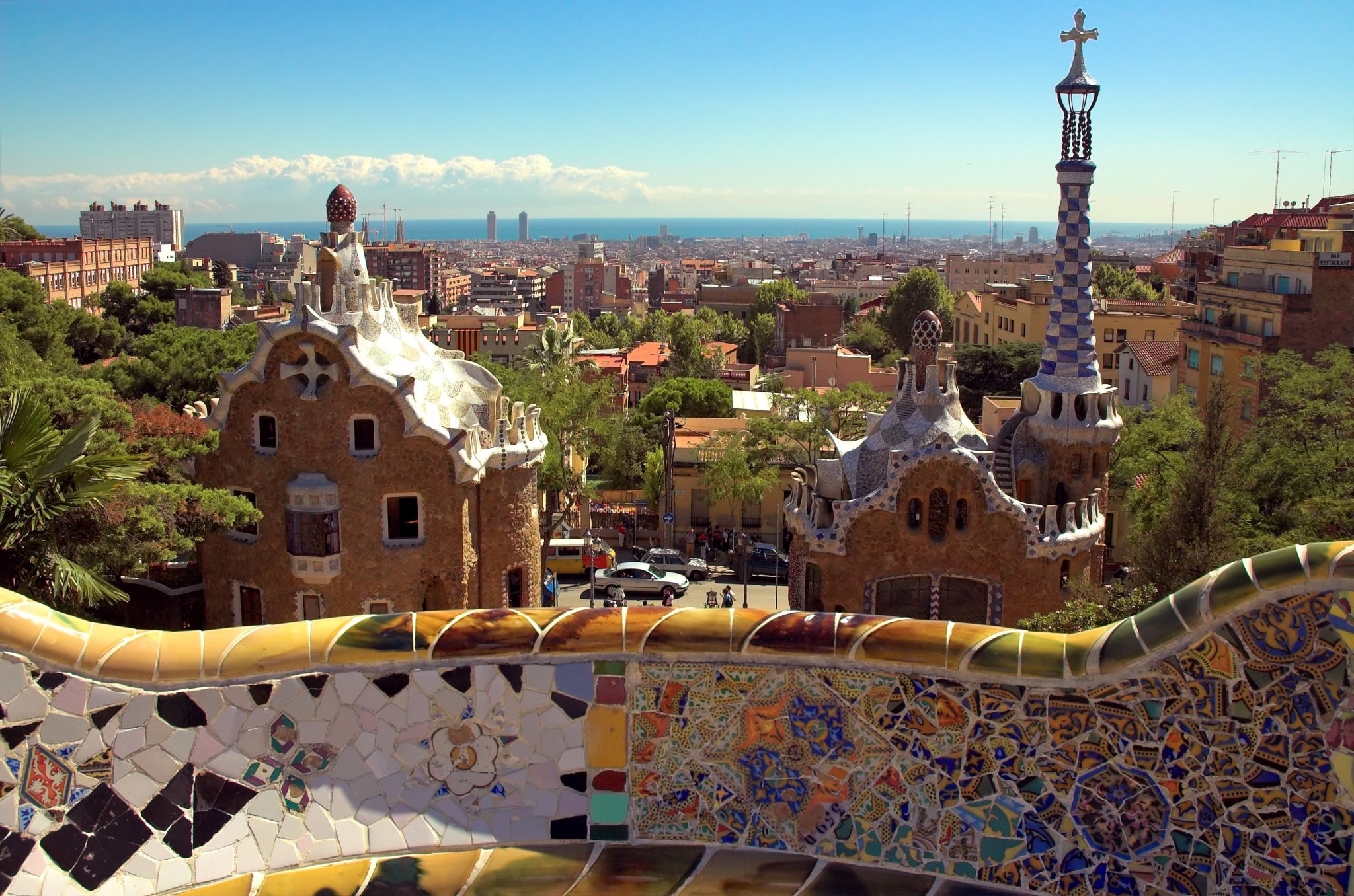 mosaïque en céramique, œuvre de Gaudí (parc Guell à Barcelone,  Espagne)