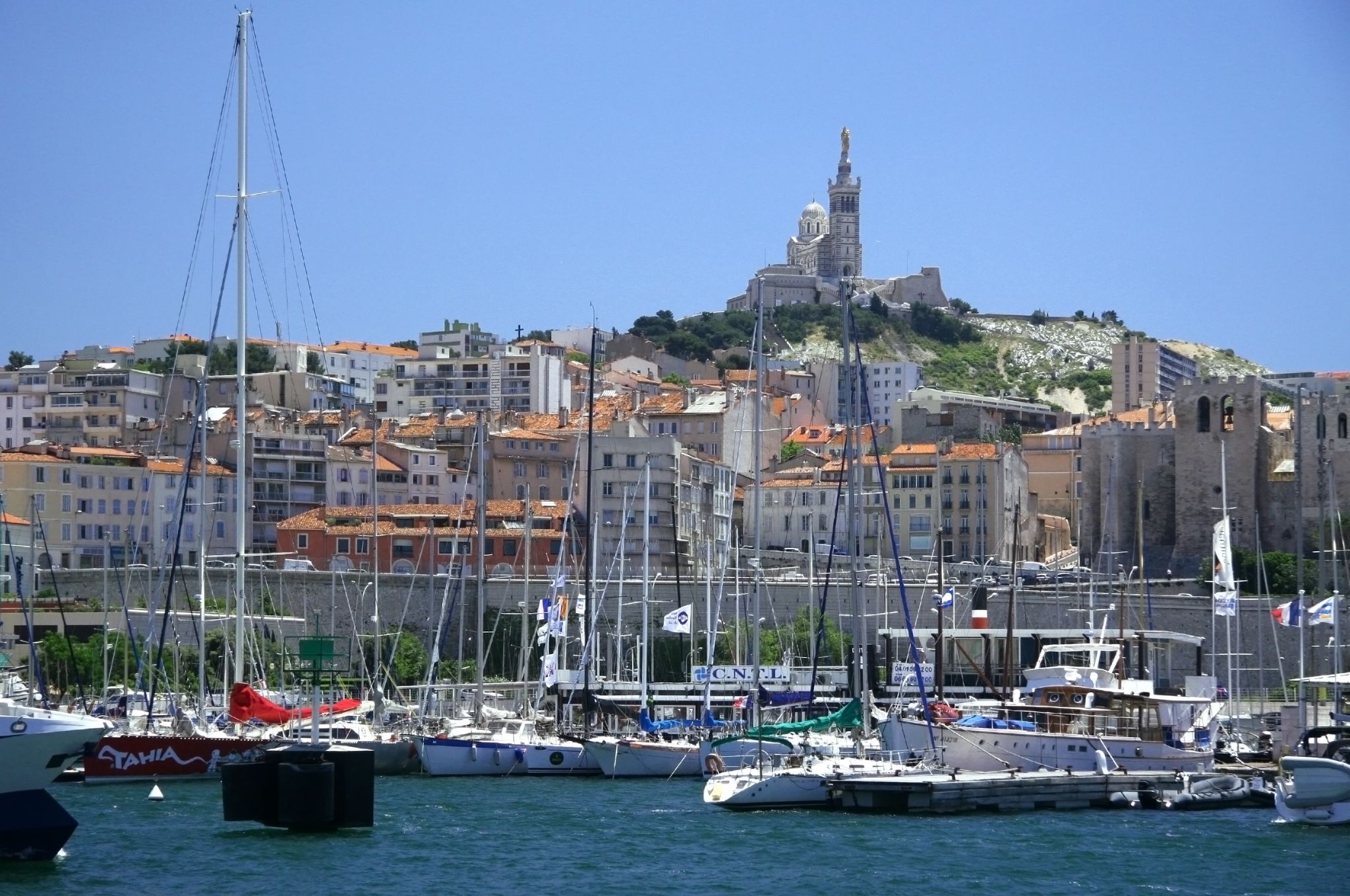 Notre-Dame-de-la-Garde sur le Vieux-Port de plaisance à Marseille, France