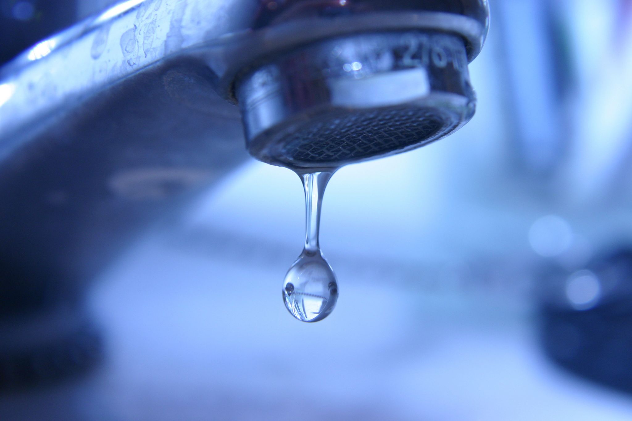L’accès à l’eau potable est un problème mondial : une fuite ou un robinet mal fermé qui laisse échapper quelques gouttes peuvent gâcher des litres d’eau.