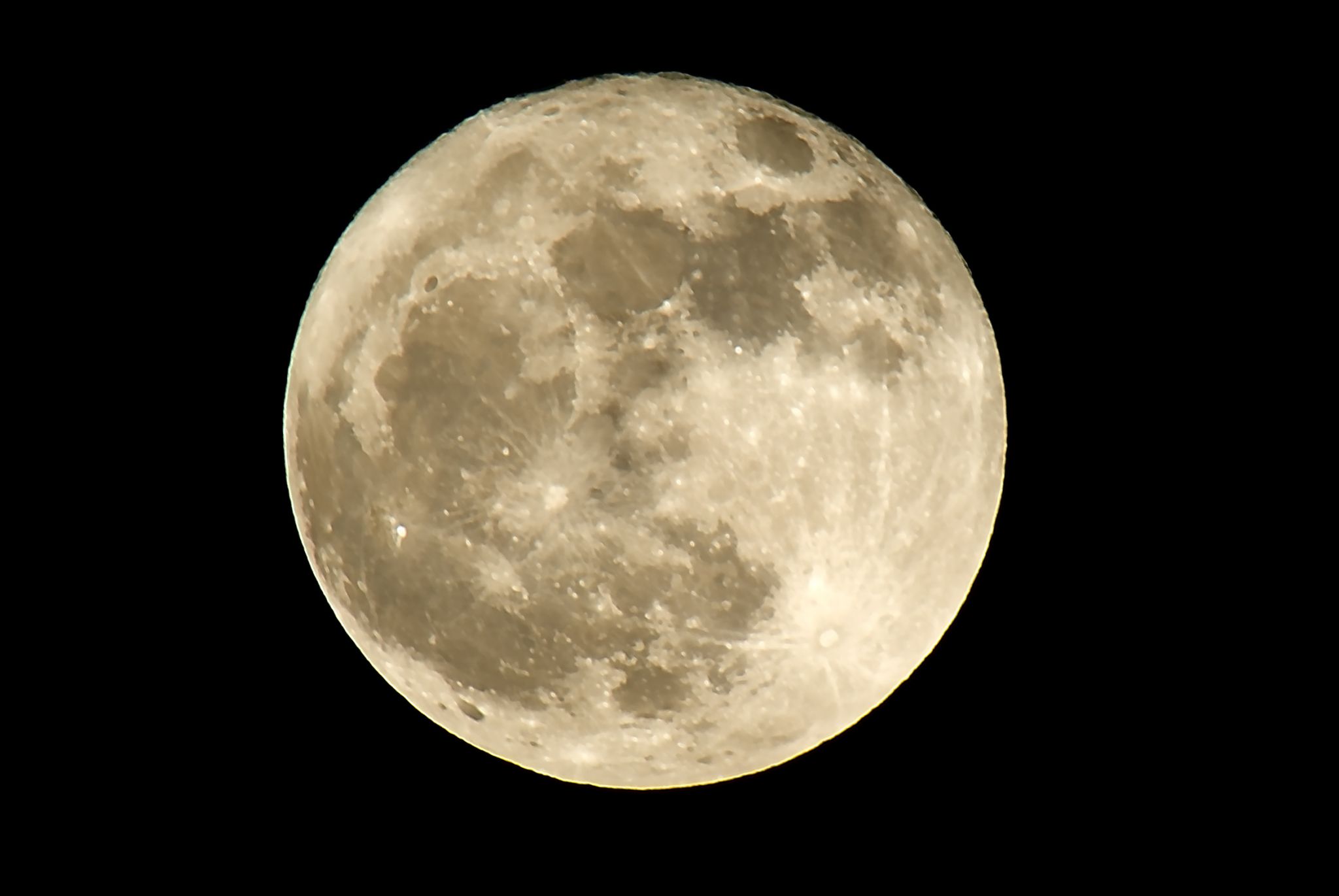 lors de la phase de pleine lune, le satellite naturel de la Terre est visible sous l’aspect d’un disque entier