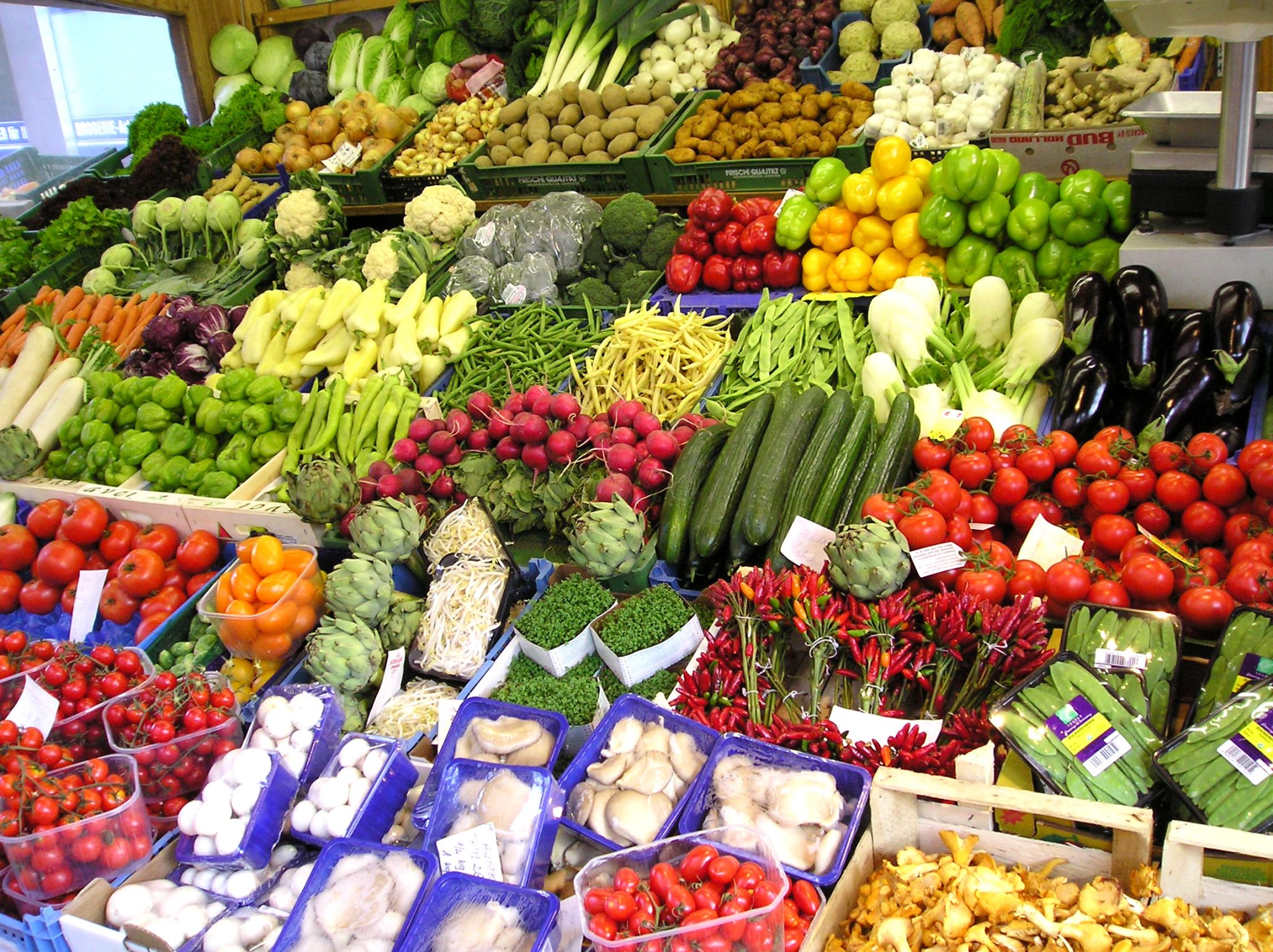un étal bien achalandé avec une abondance de fruits et légumes