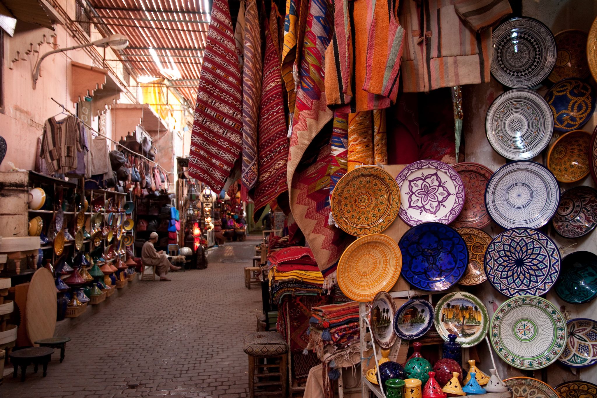 un bazar : le souk de Marrakech, Maroc