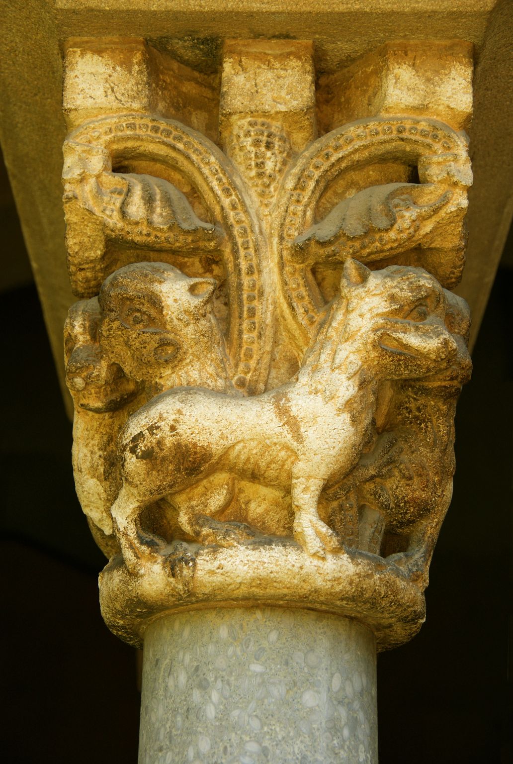 un chapiteau de style roman (monastère de Sant Cugat, Espagne)