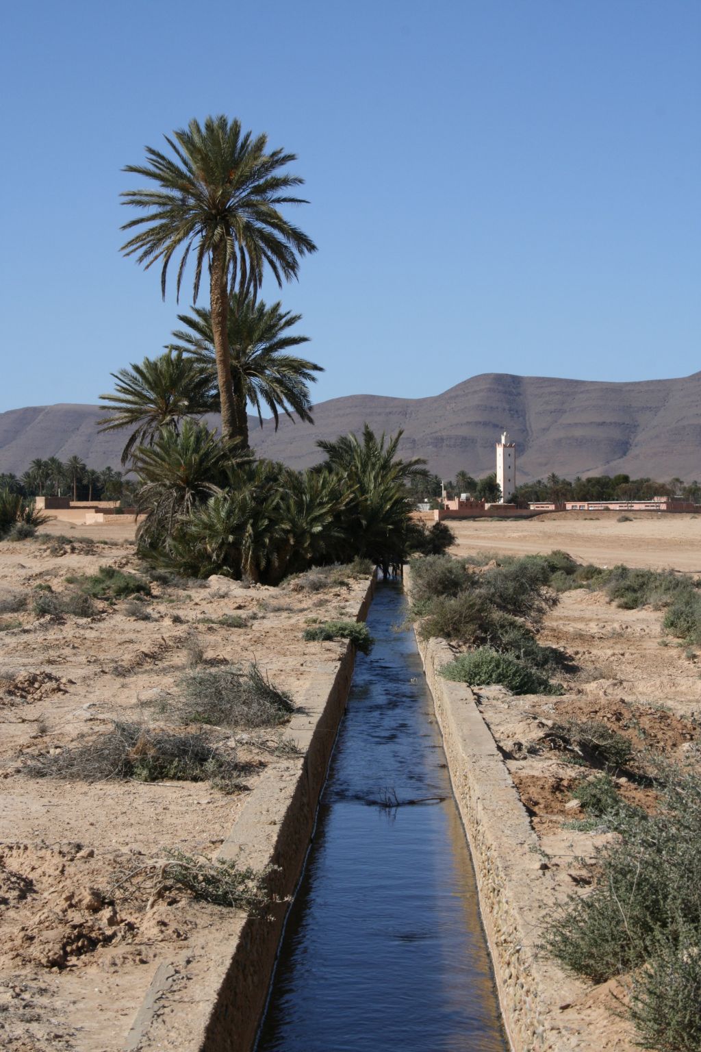 canal d’irrigation dans le désert (Maroc)