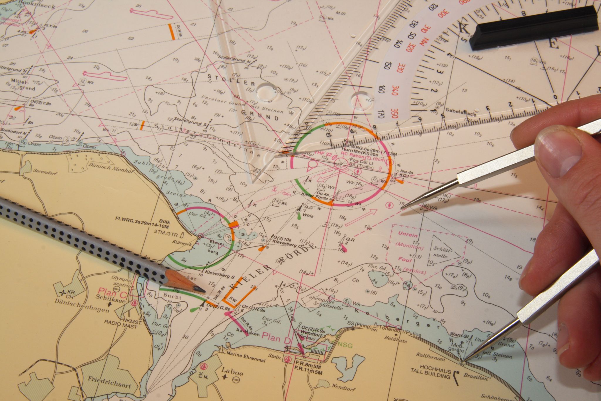 une carte marine et des instruments de navigation