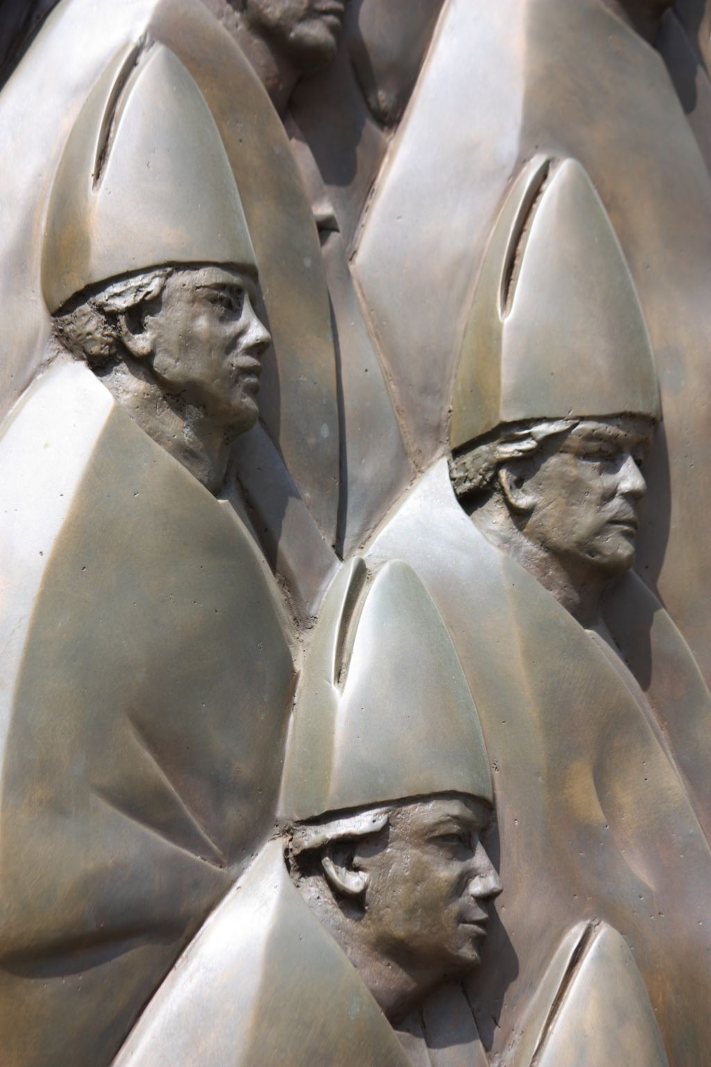 des papes portant des mitres (détail d’une porte de l’ancien palais des papes de Viterbe, Italie)