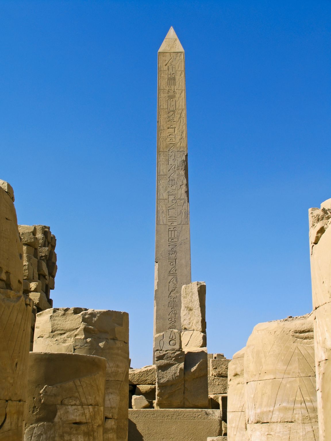 un obélisque (Karnak près de Louqsor, Égypte)