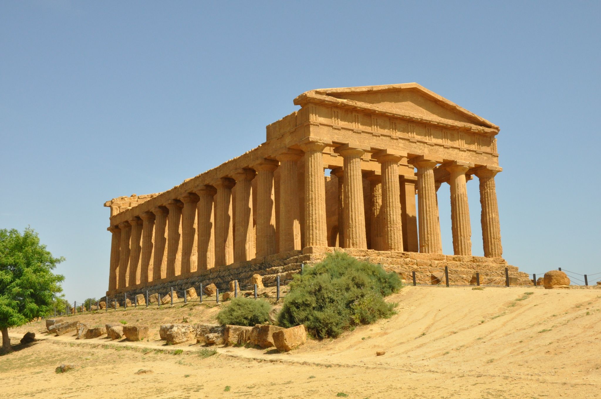 un péristyle (temple grec, IVe siècle avant J.-C.)