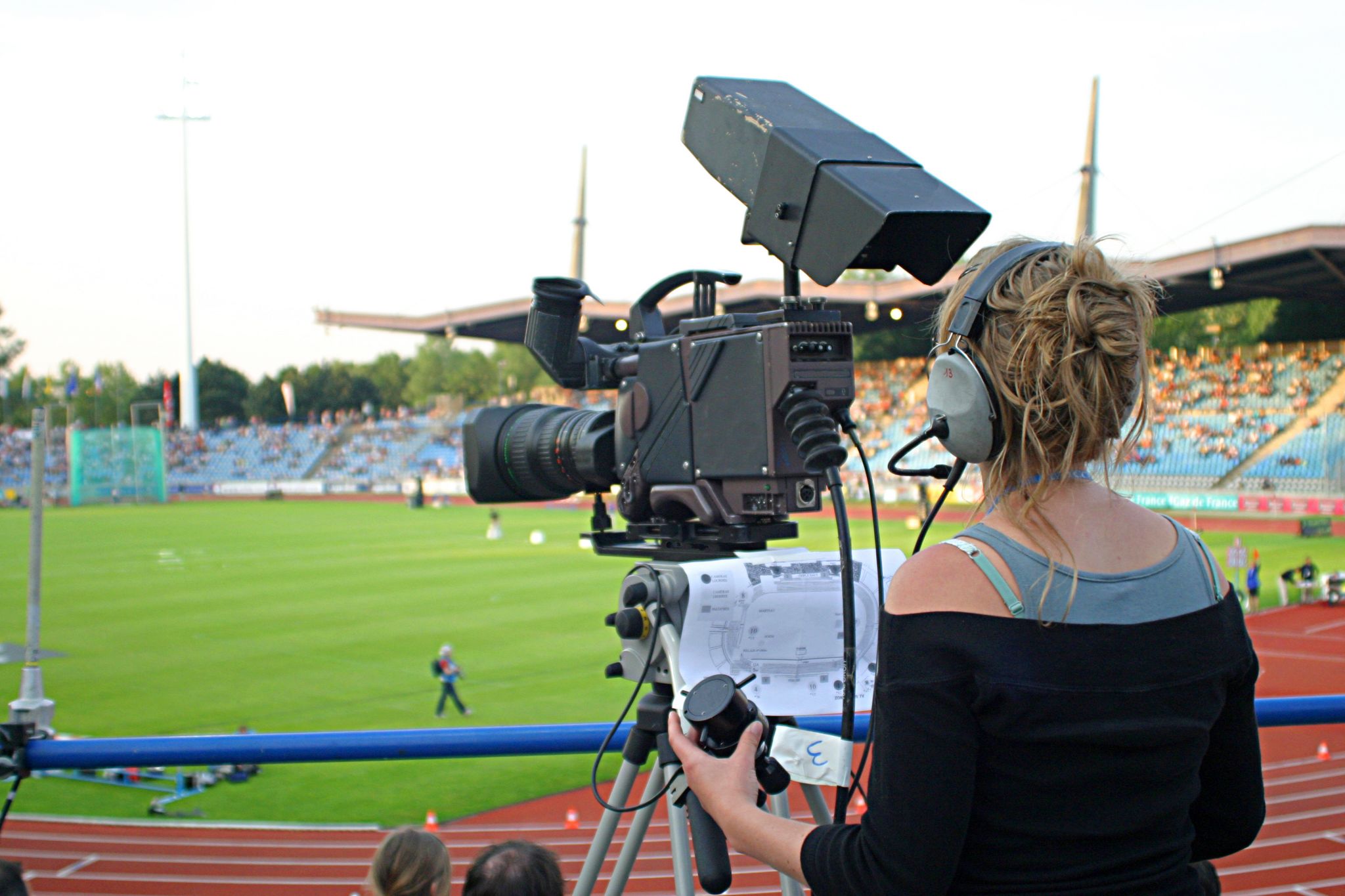 un reportage sportif filmé par une caméra de télévision