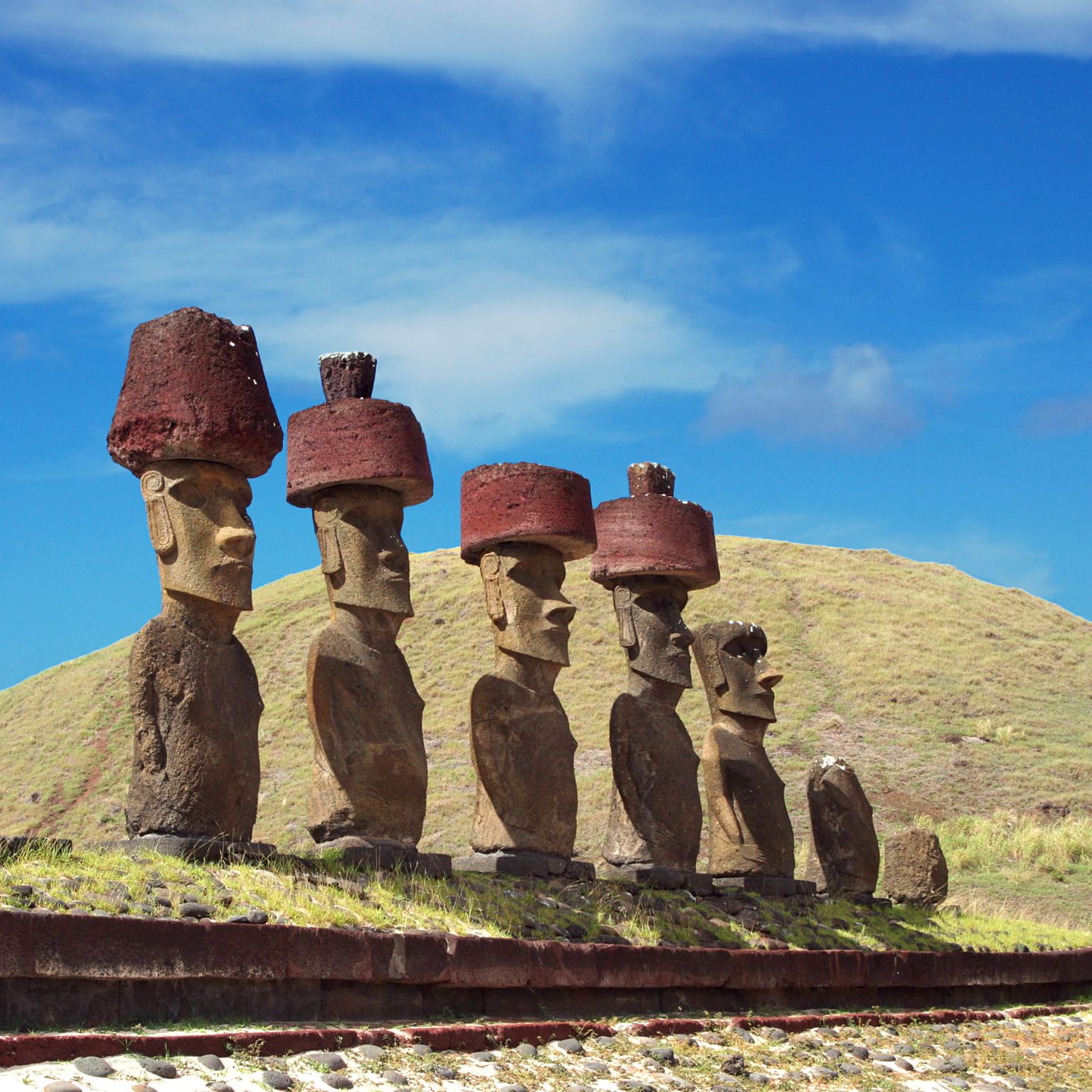 les statues monumentales (moaïs) de l’île de Pâques