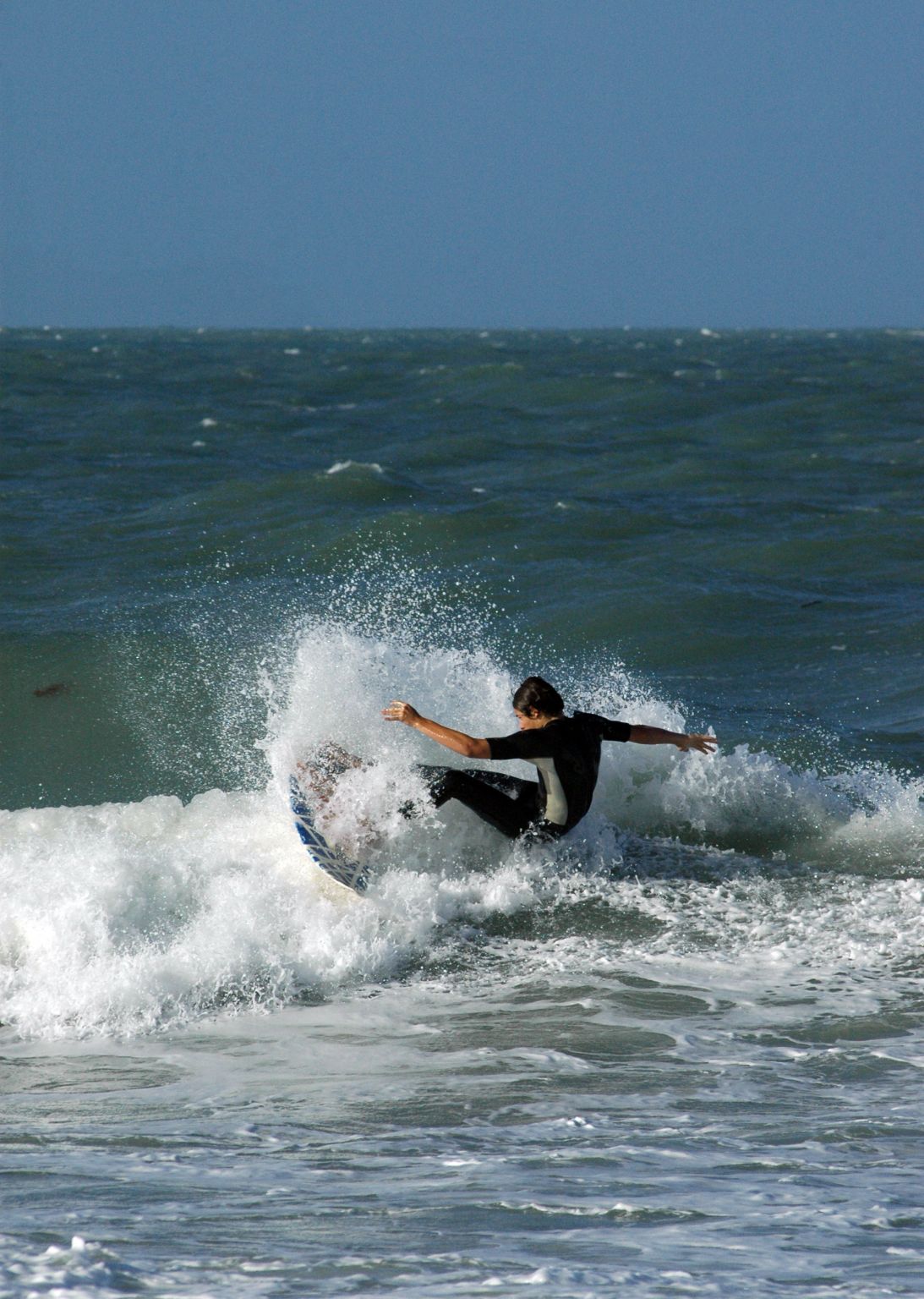 un surfeur sur une vague