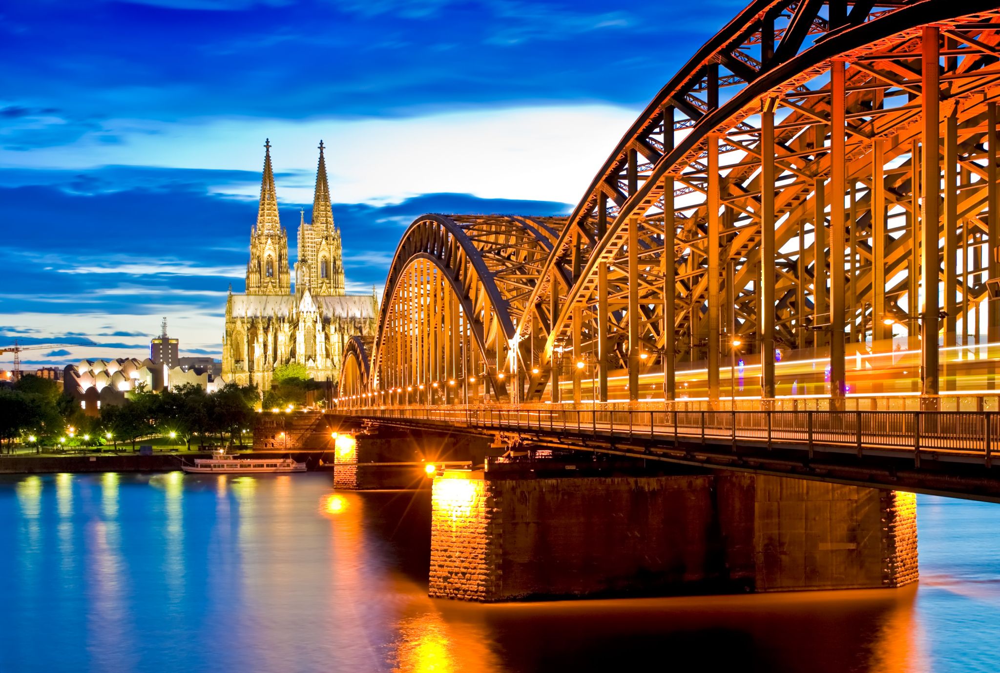 la cathédrale de Cologne (Allemagne), sur les rives du Rhin