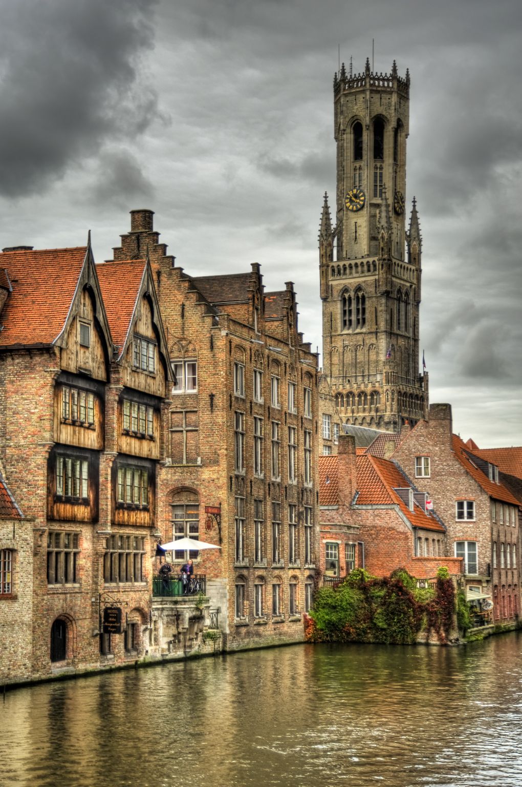 le beffroi et les canaux à Bruges (Belgique)