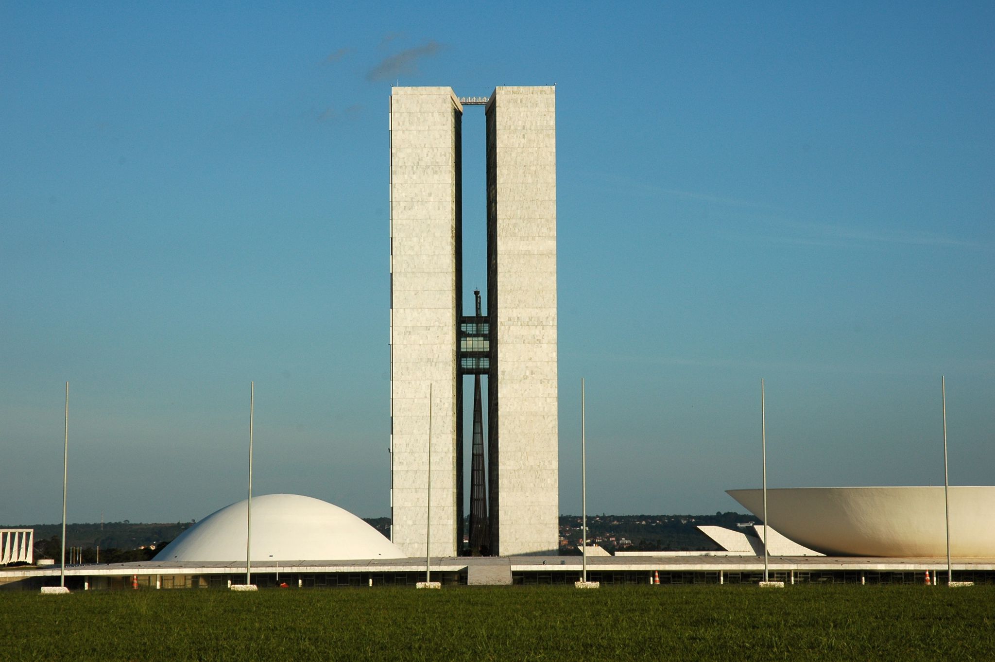 le Congrès national du Brésil à Brasília, bâtiment futuriste dessiné par O. Niemeyer