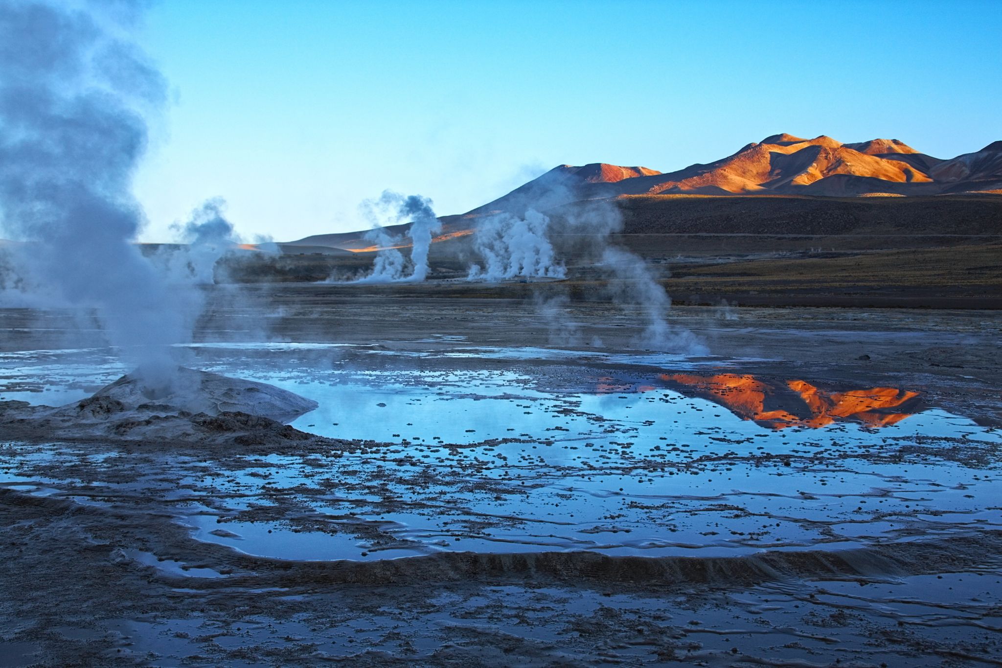 Le désert de l’Atacama au Chili présente une activité volcanique intense.