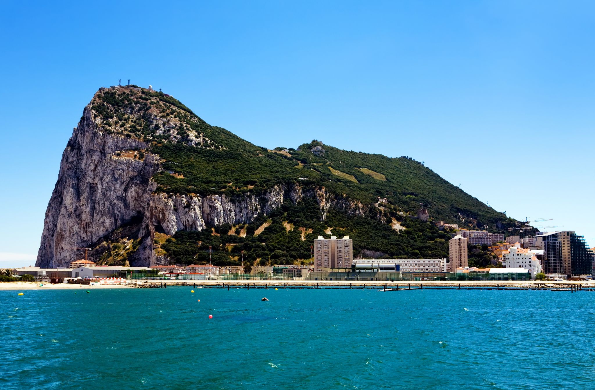 le rocher de Gibraltar (partie européenne du détroit de Gibraltar)