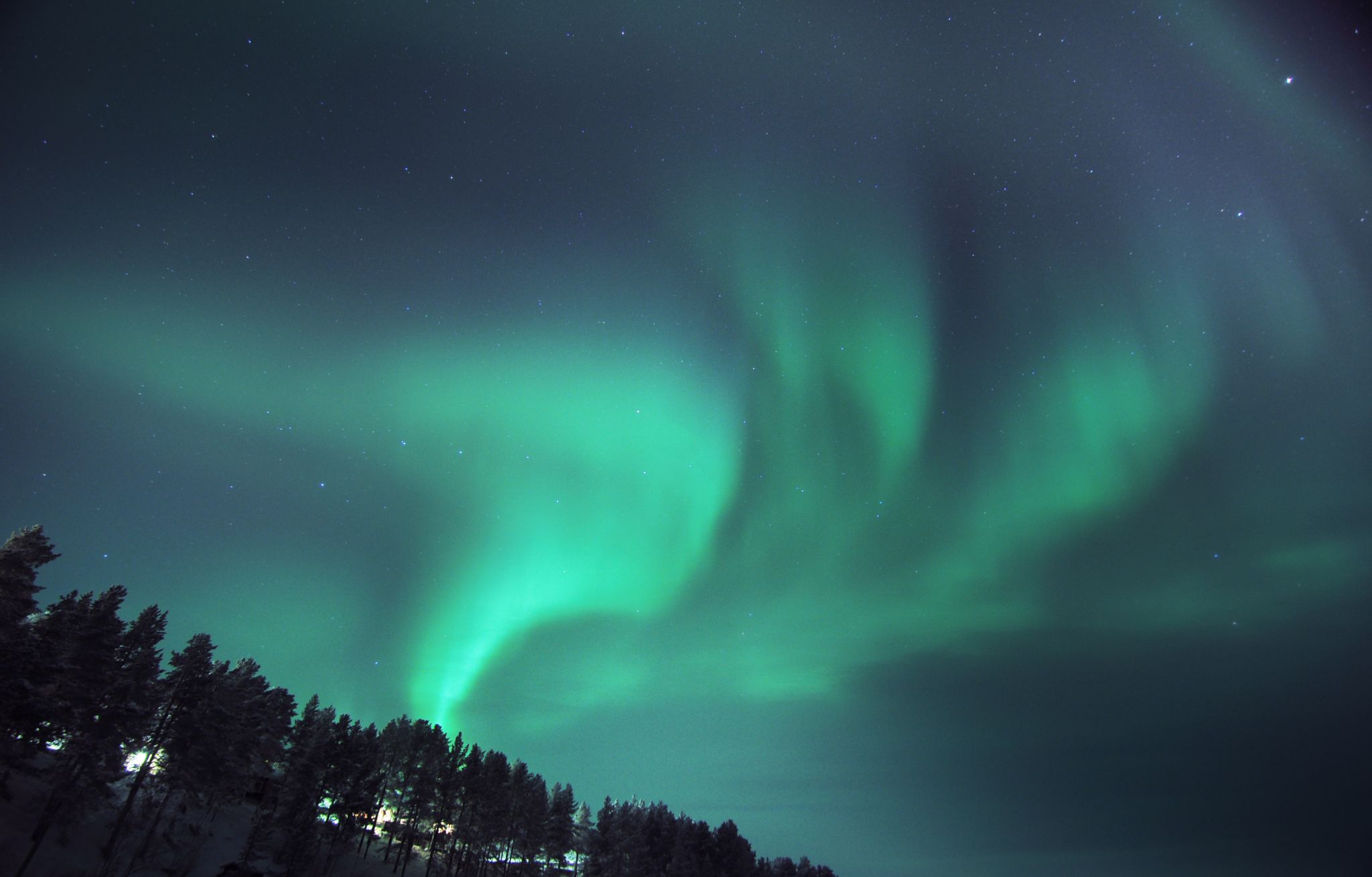 une aurore boréale en Laponie (phénomène magnétique)