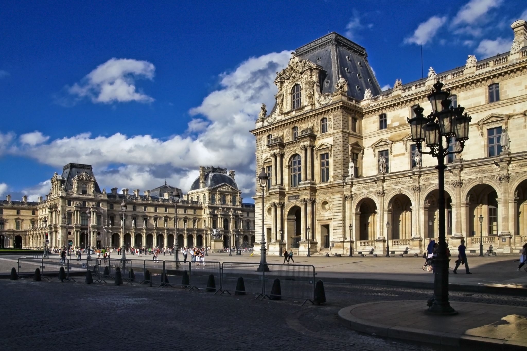 le palais du Louvre à Paris