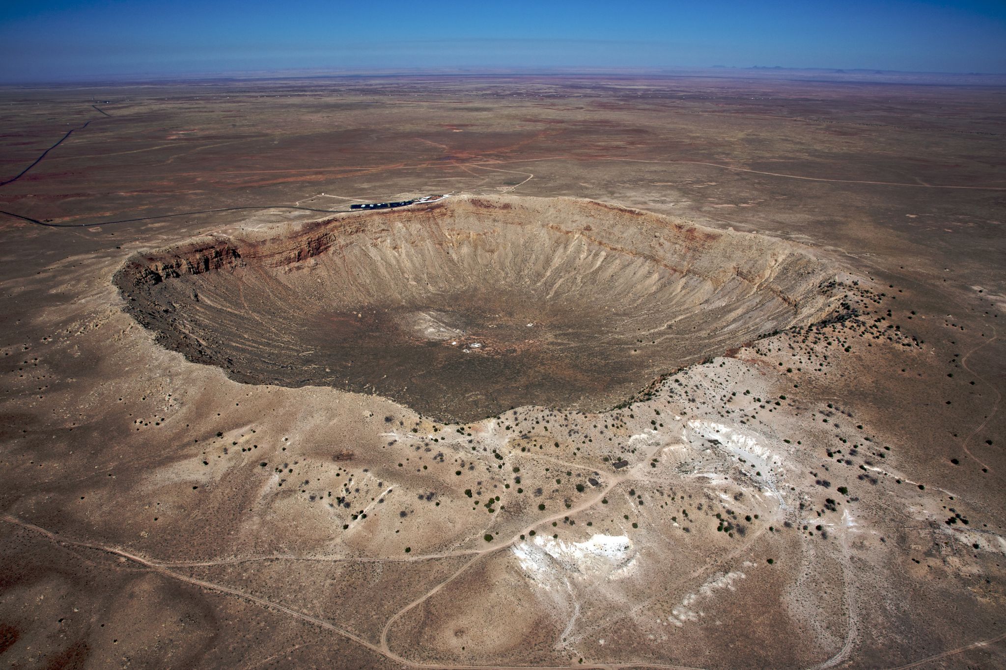 large de 1 400 m de diamètre, Meteor Crater résulte de l’impact d’une météorite (Arizona)