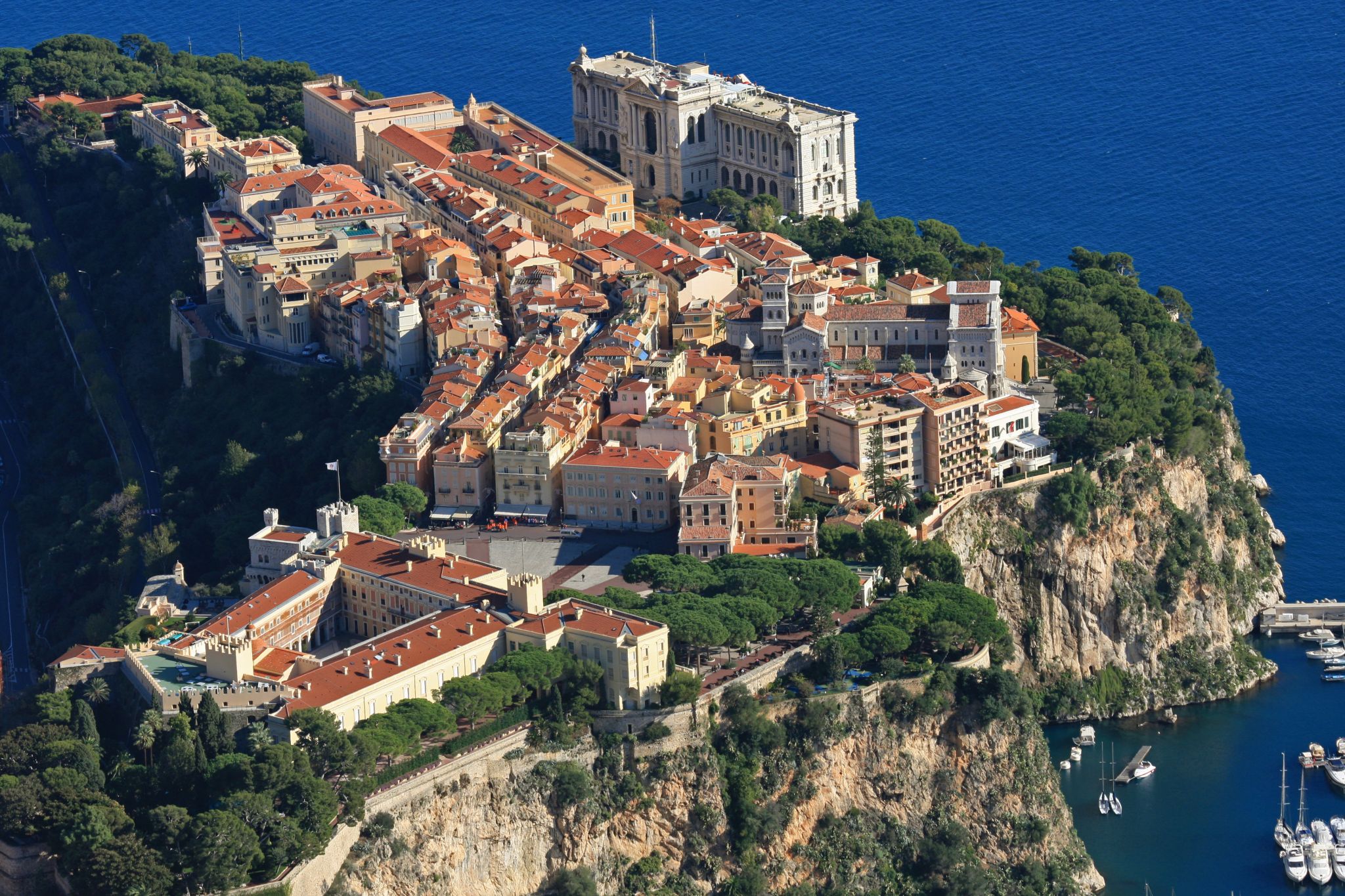 le rocher de Monaco, le palais princier (à gauche) et le musée océanographique (au fond)
