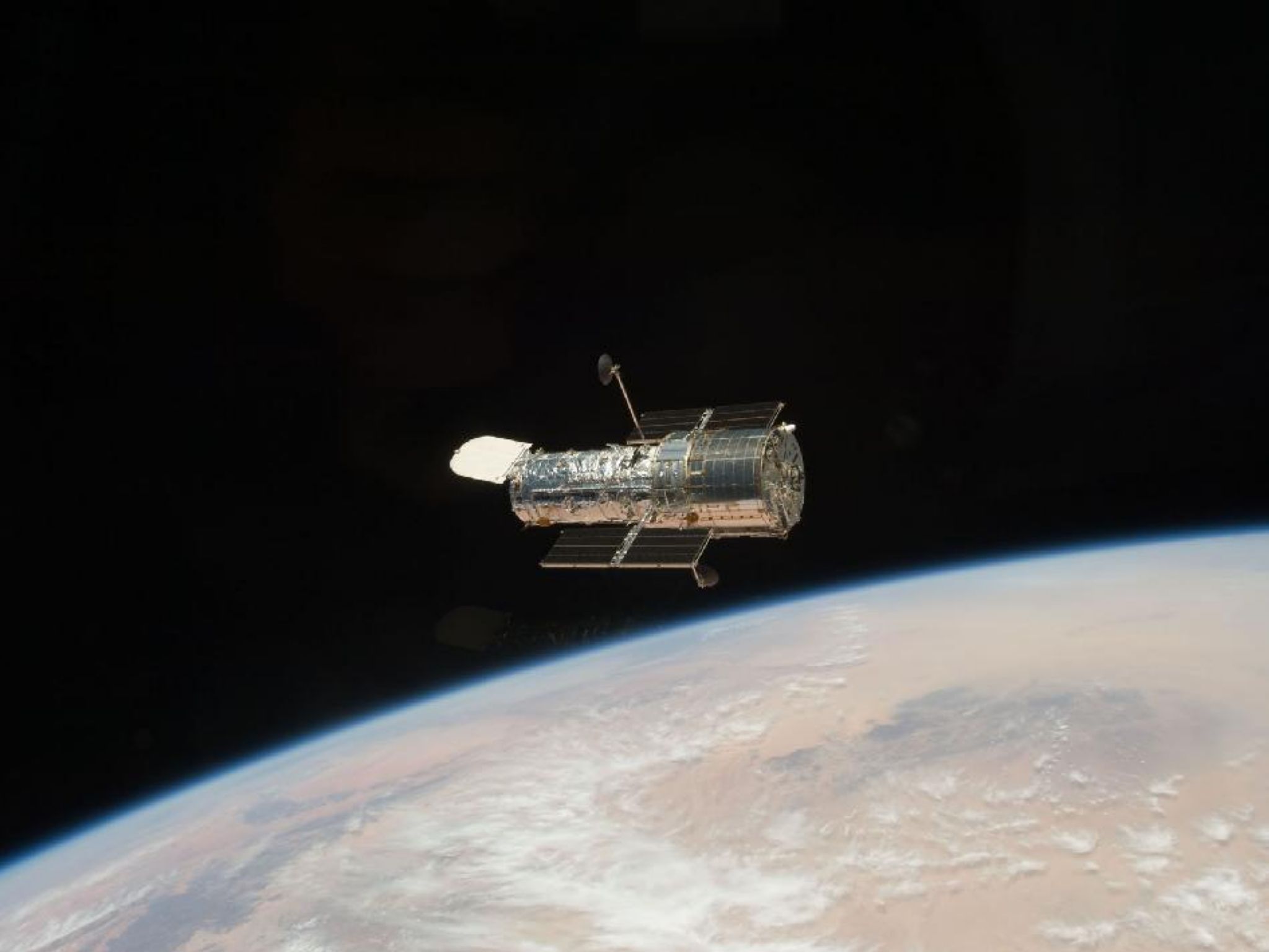le télescope spatial Hubble, en orbite autour de la Terre (lancé en 1990)