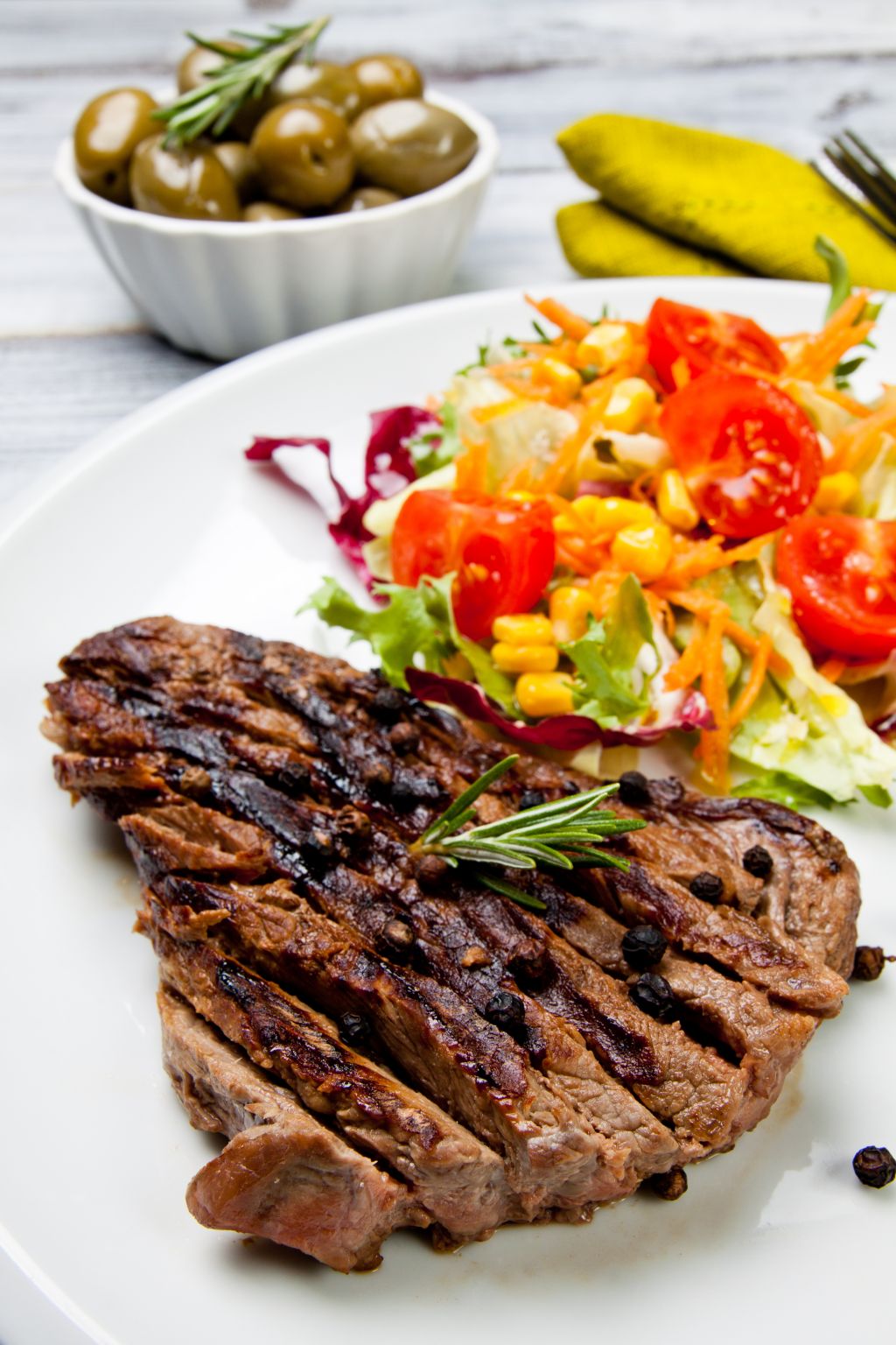 un plat garni : un bifteck et une salade